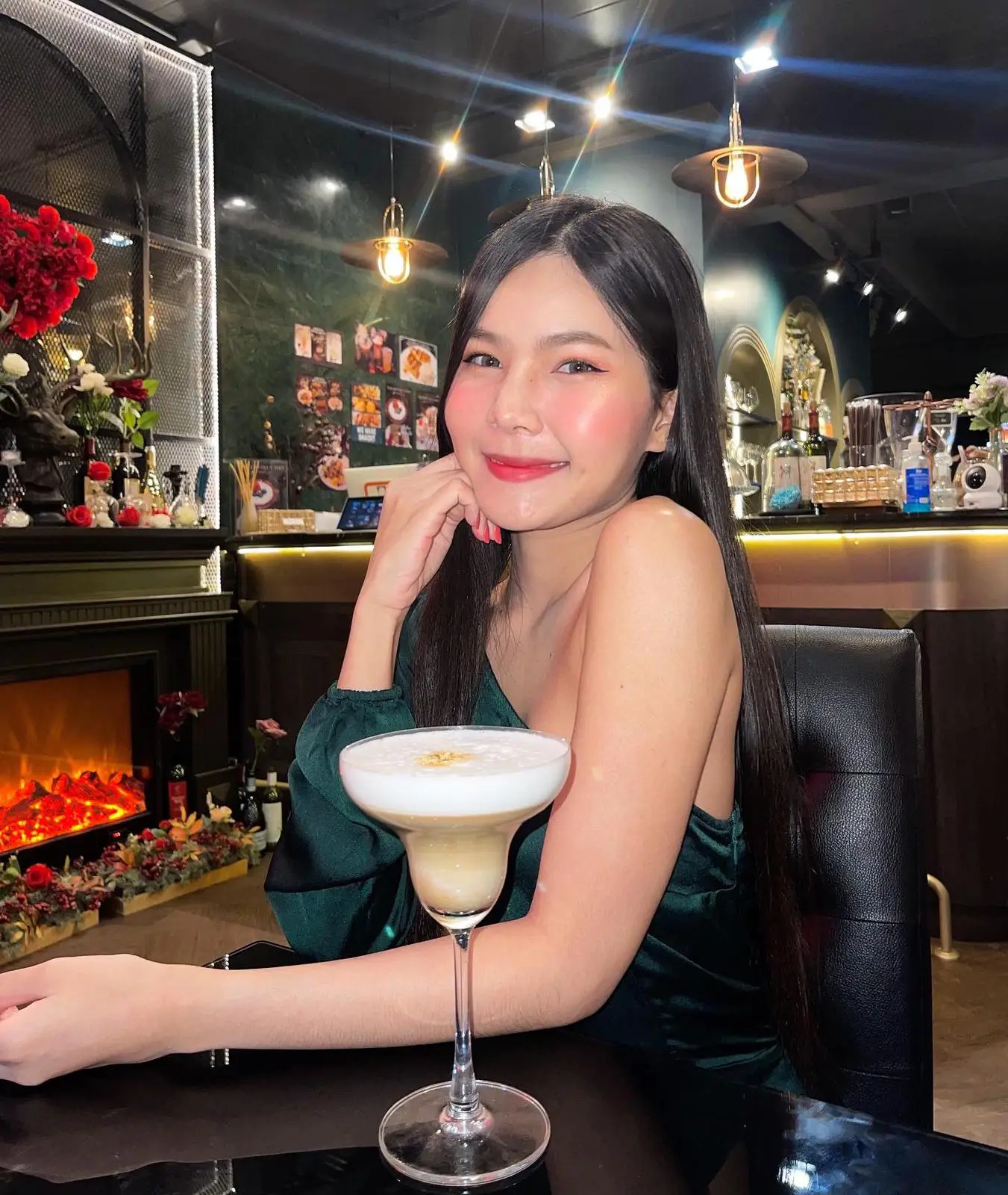 แสงไฟในร้านมืด ถ่ายยังไงให้ผิวโกลด์? (EP1 Cafe hopping) แกลเลอรีที่