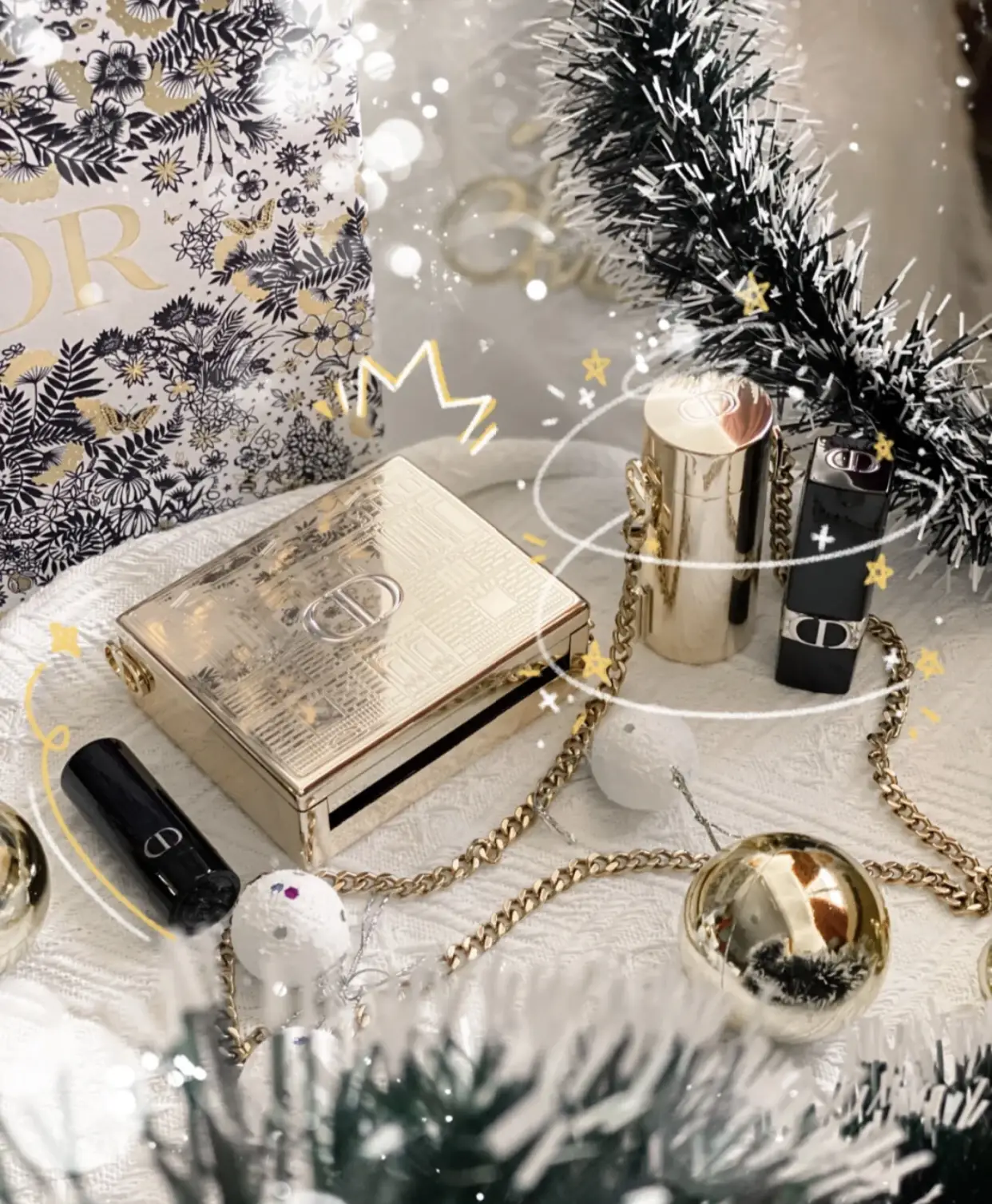 ?[クリスマスコレクション❤️?]BUY GOLD BAG LIP BAG!! FROM DIOR 