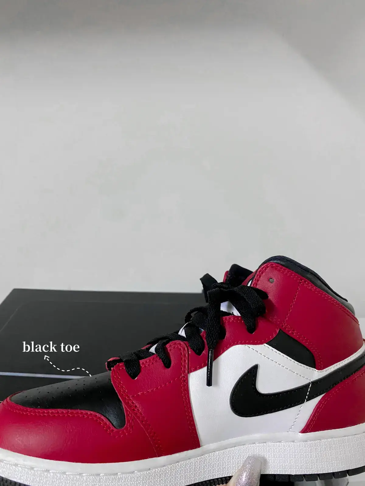 Jordan 1 mid Chicago black toe Gallery posted by kolya Lemon8