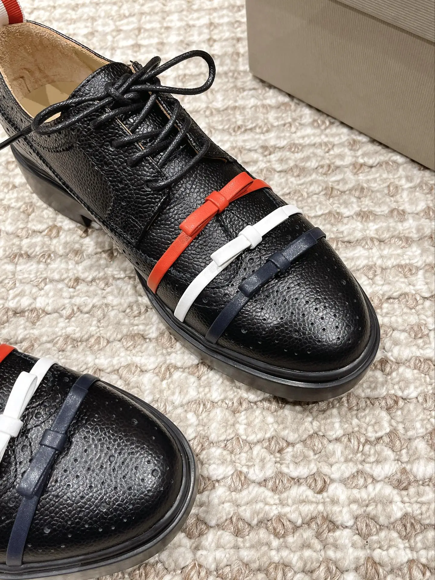 THOM BROWNE(トム・ブラウン)新作ワントーンパンプスプチパンプス1秒で