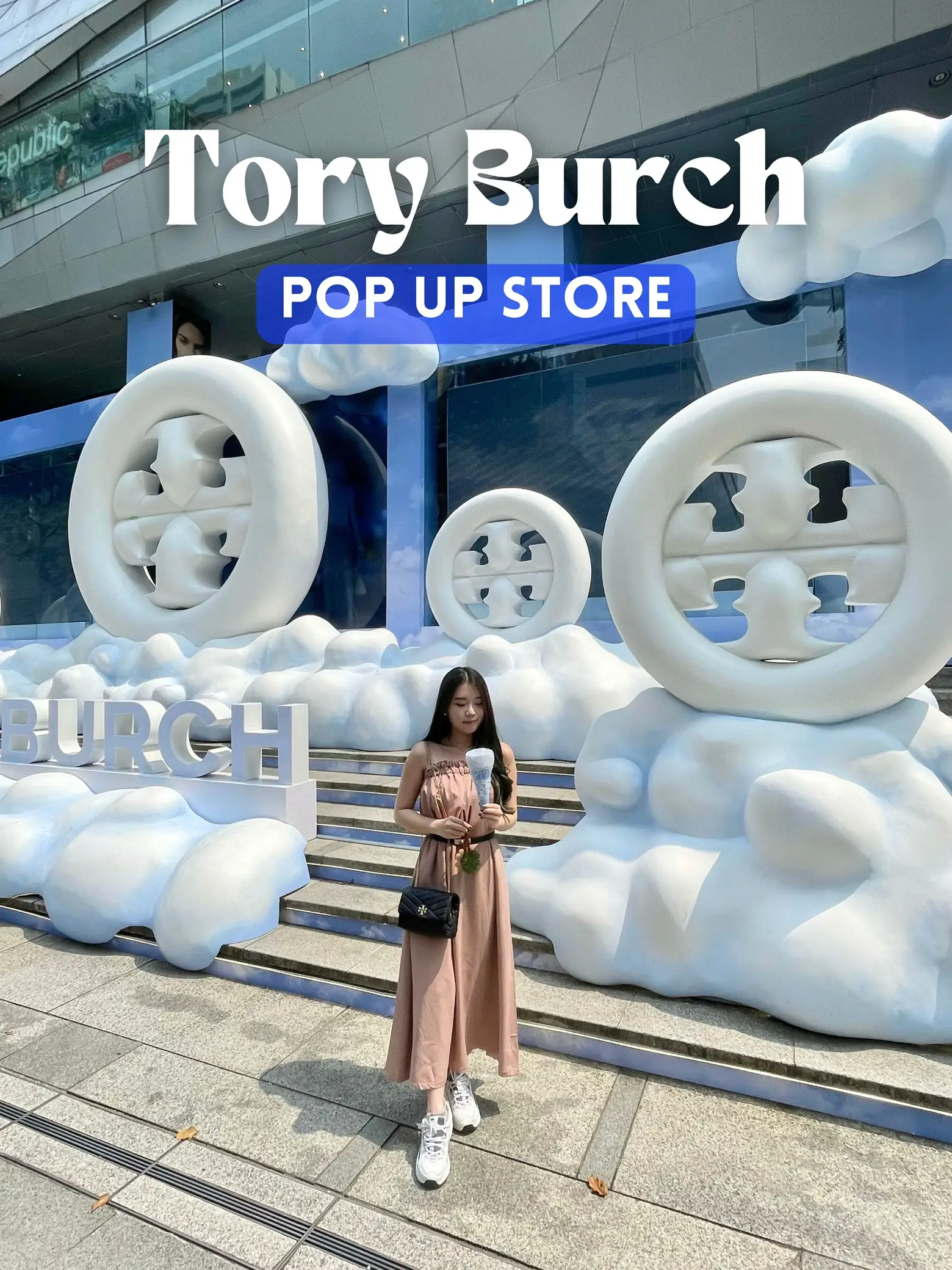 CUTEST TORY BURCH STORE?! ☁️💙 | sye ₊˚ʚ ᗢ₊˚✧ ﾟ.が投稿した