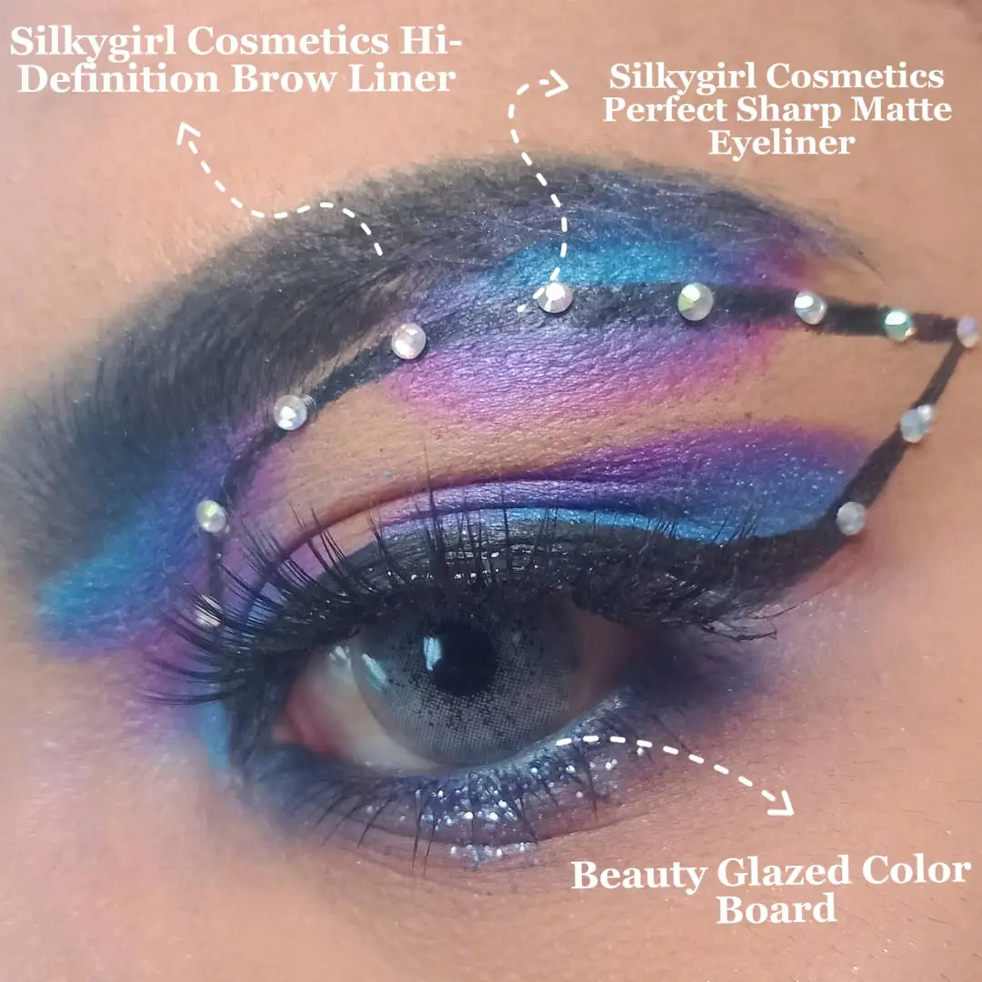 Graphic Liner with a Gold Touch  Eye makeup pictures, Creative