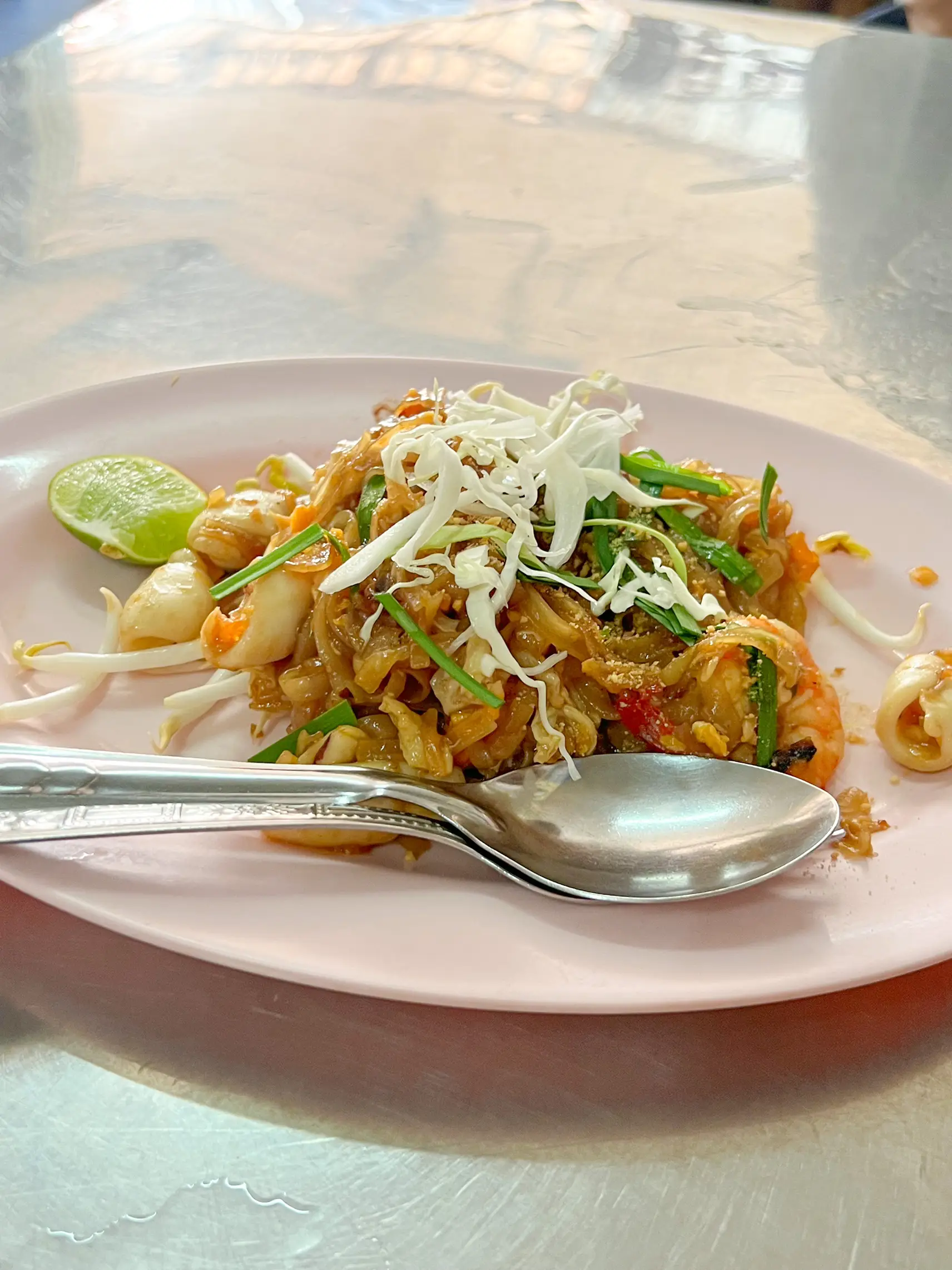 ผัดไท 100 ปี ‼️ อร่อยเเบบตำนานที่อำเภอท่ายาง | แกลเลอรีที่โพสต์โดย ...