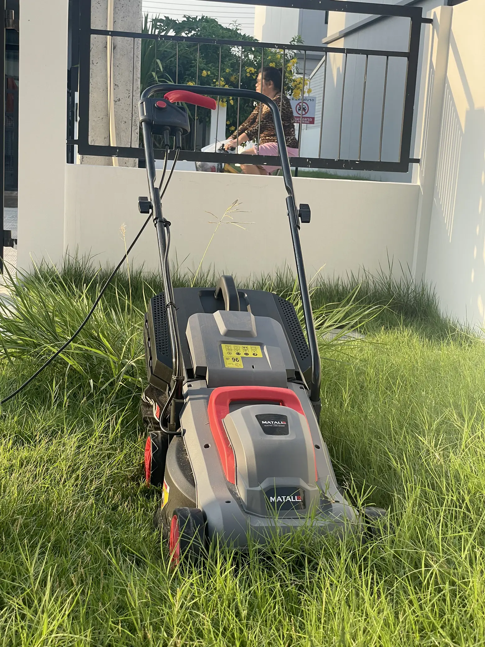 Easiest lawn mower for best sale a woman