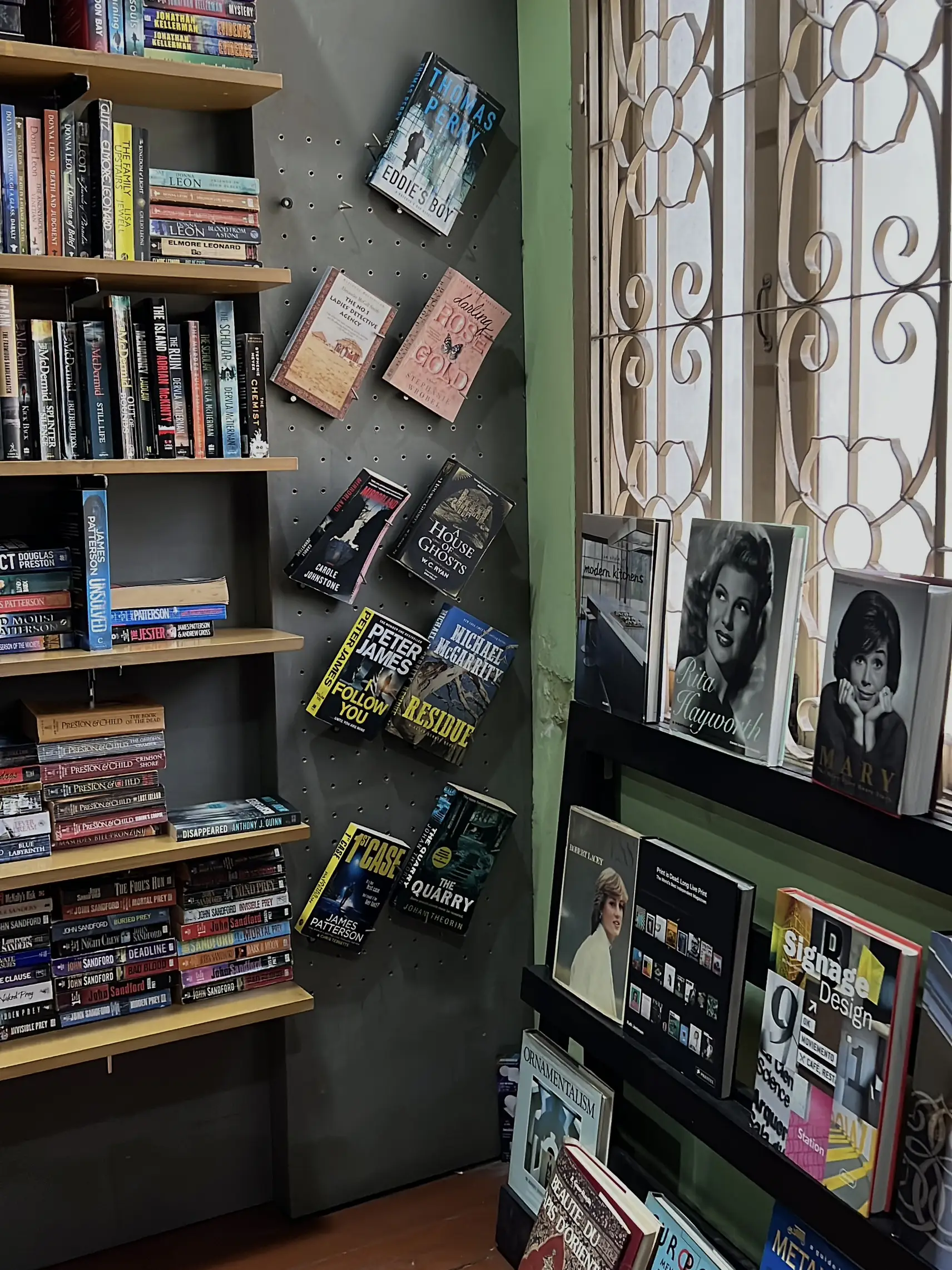 รูปภาพของ แชร์มุมถ่ายรูปร้านหนังสือฟีลต่างประเทศ - dasa book cafe 📓 (7)