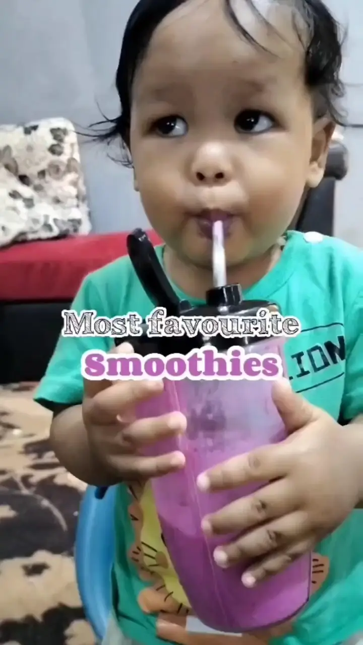 mãe sorridente e filho pequeno fazem smoothie de frutas saudável no  liquidificador na cozinha de casa. feliz mãe e filho preparam bebida  nutritiva ou suco. comer vitamina e vegetariano. ilustração vetorial.  13353259