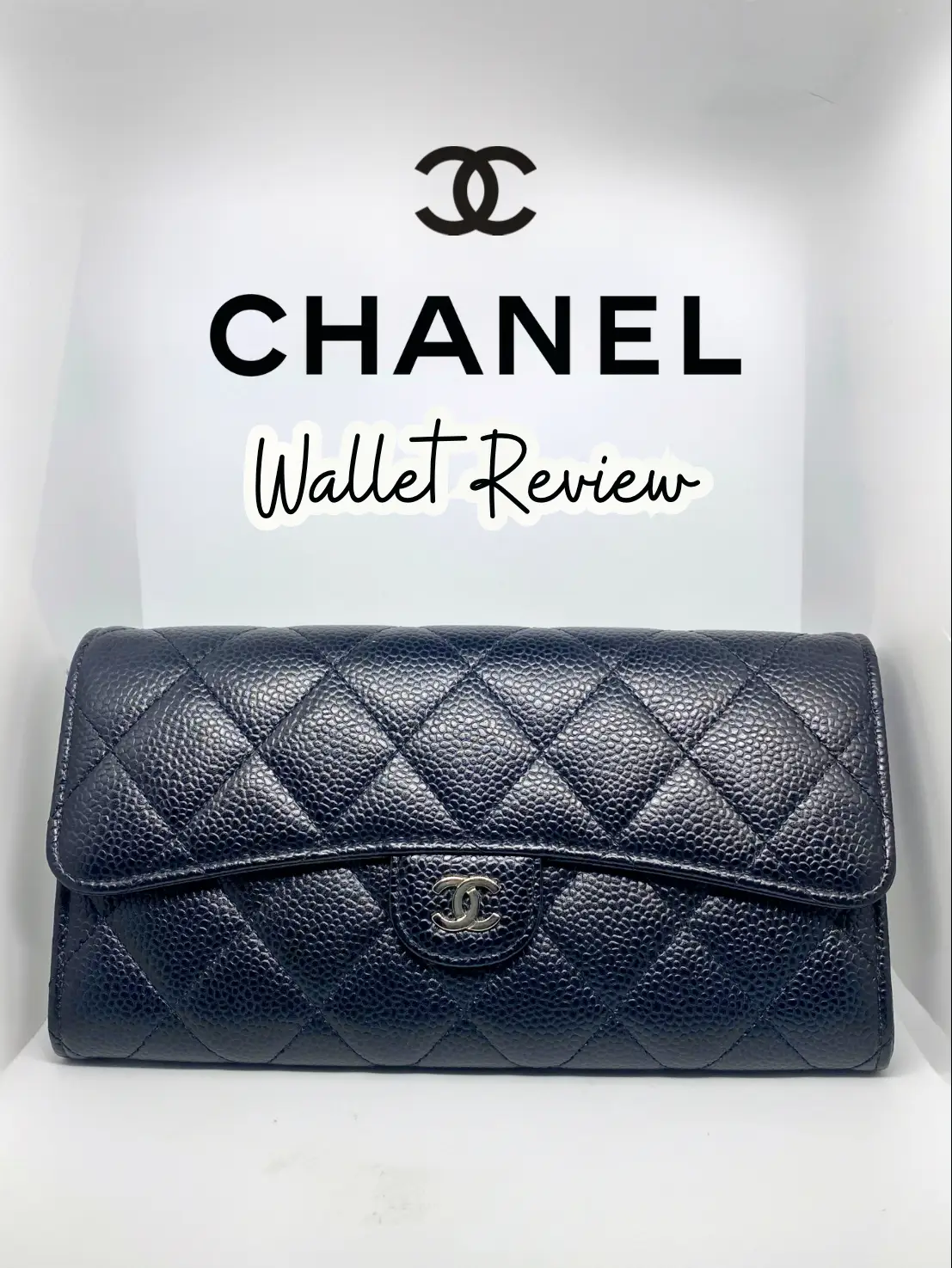 CHANEL Small wallet in grained calf leather with a cla…