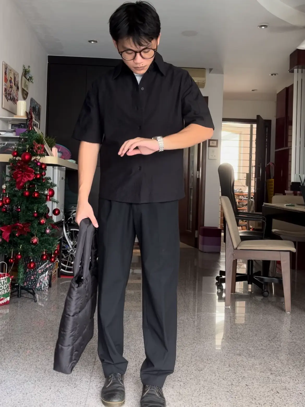 HOW TO STYLE AN ALL-BLACK OUTFIT | Galeri disiarkan oleh Julian