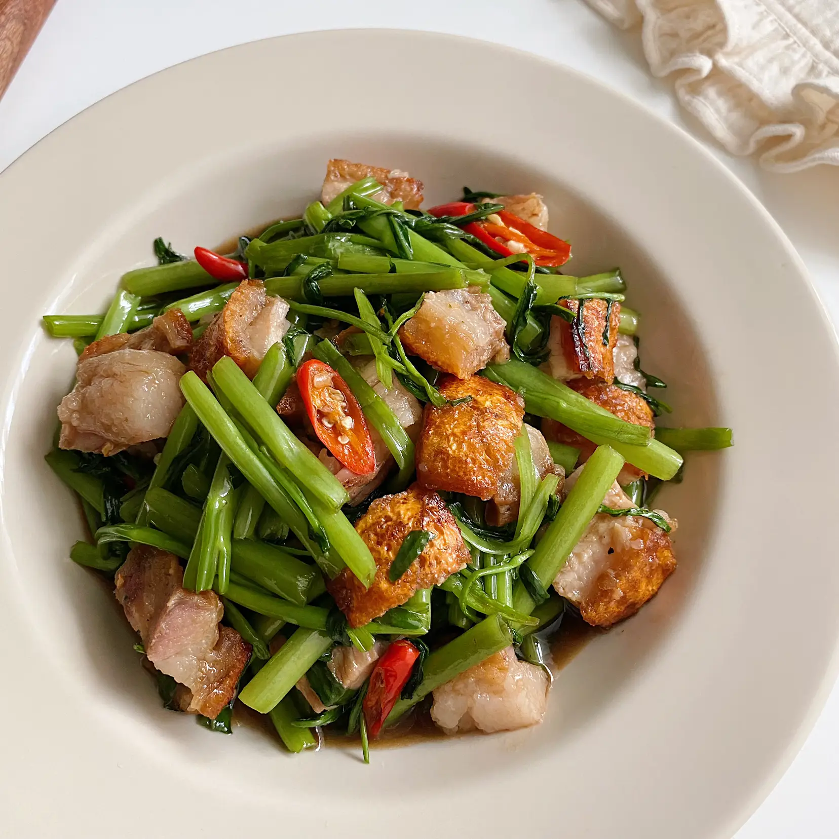 🌈ผัดผักบุ้งหมูกรอบ | แกลเลอรีที่โพสต์โดย jjkatherine | Lemon8