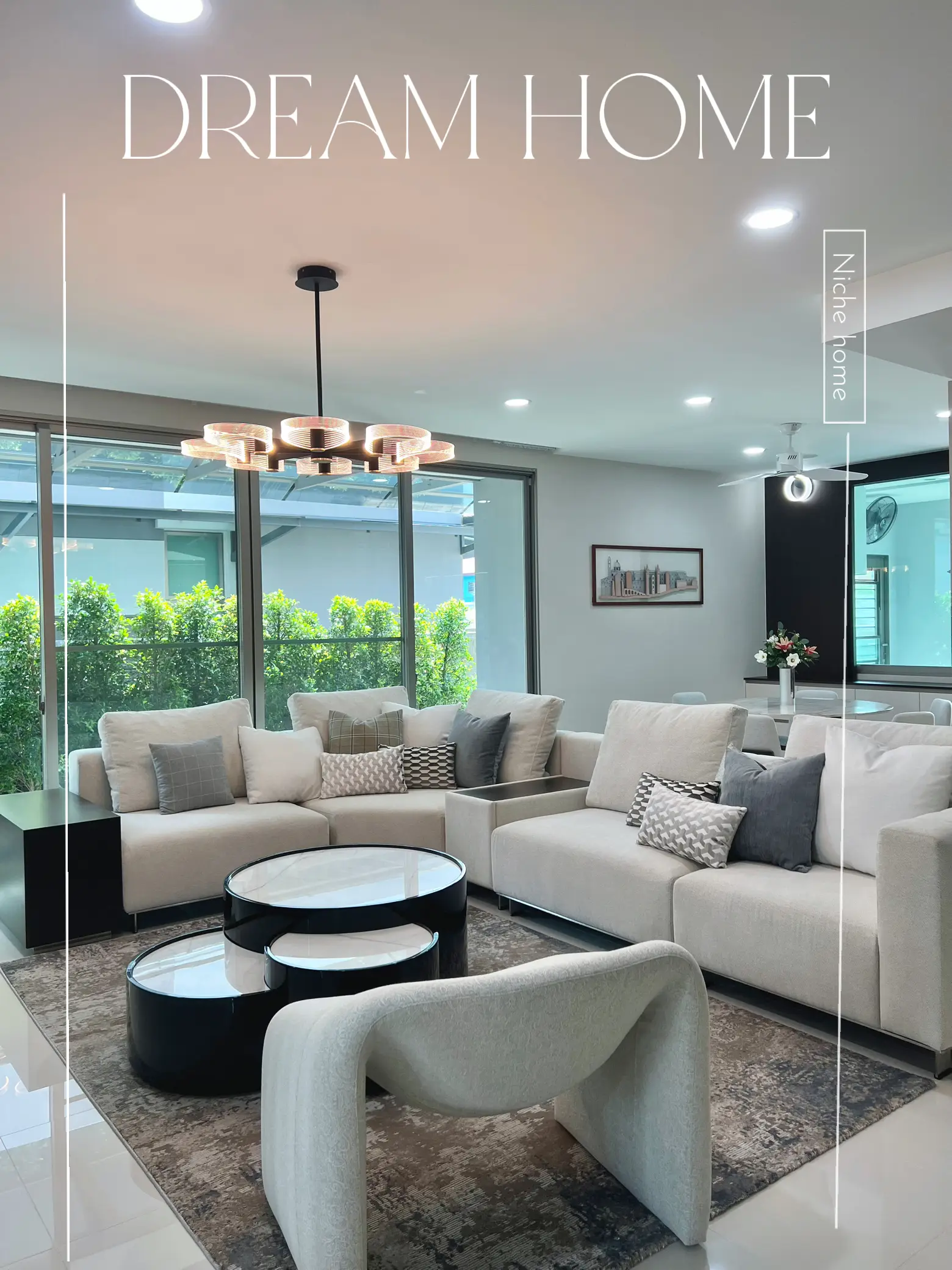 ラグジュアリーな白いソファがニッチな家で楽しむ | NICHE HOMEが投稿  