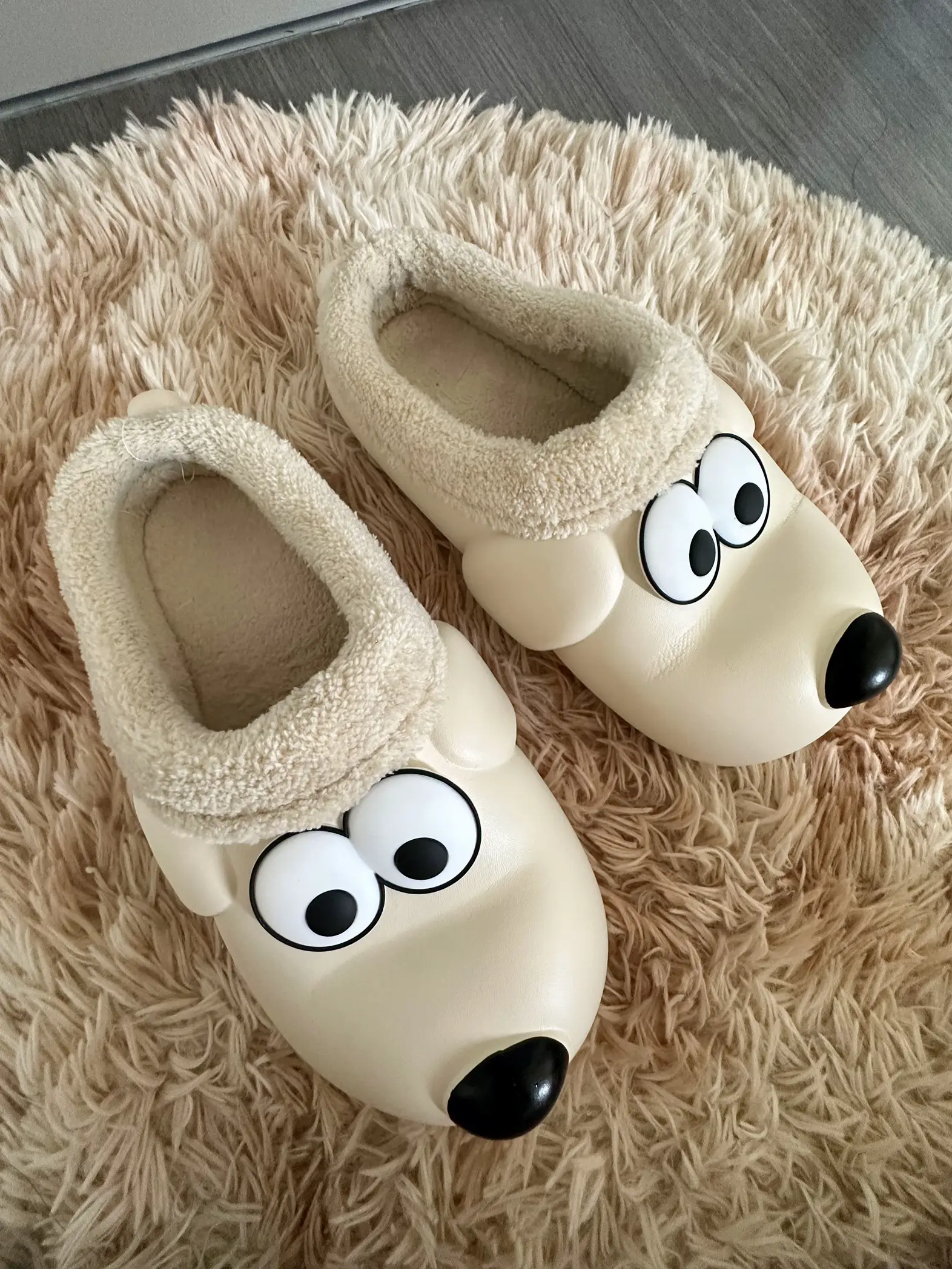 Soo fluffy online slippers