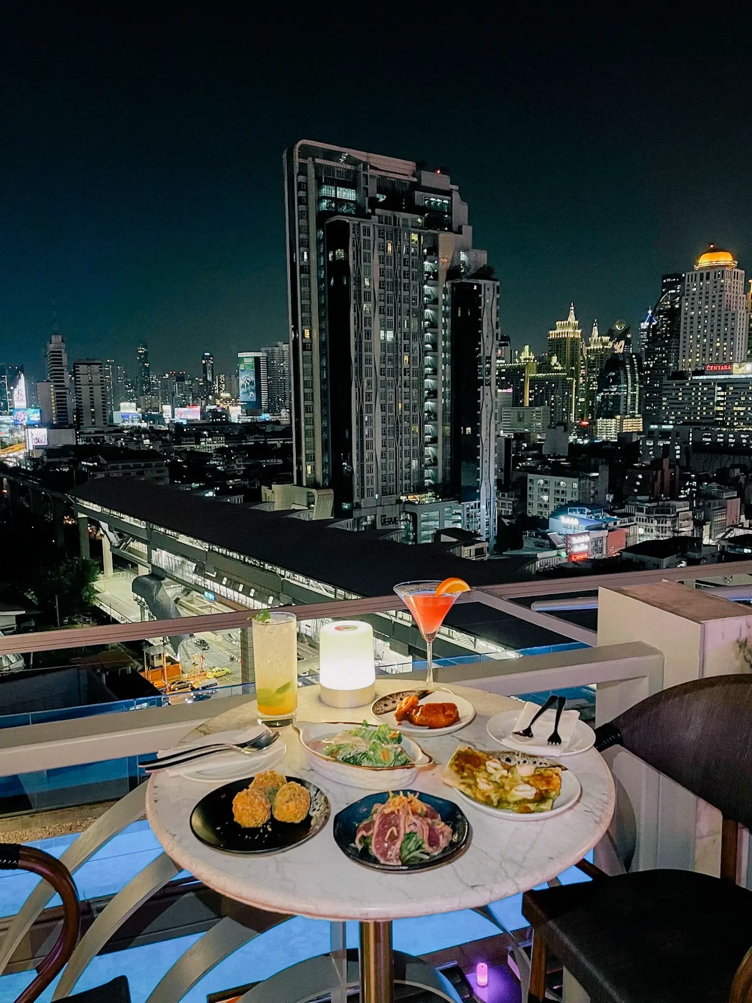 บุฟเฟ่ต์บนrooftop วิวดีไม่ไหววว แกลเลอรีที่โพสต์โดย praew Lemon8