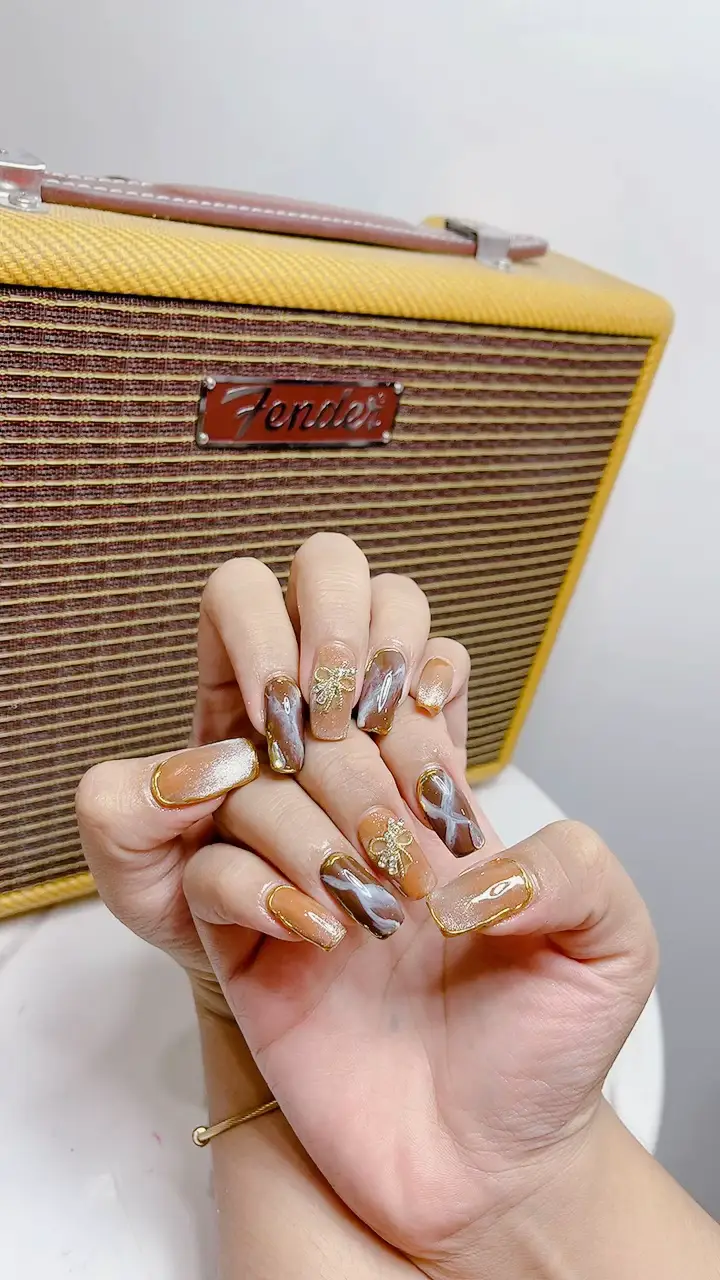 manicuremonday Tutorial: Gold Foil Nails