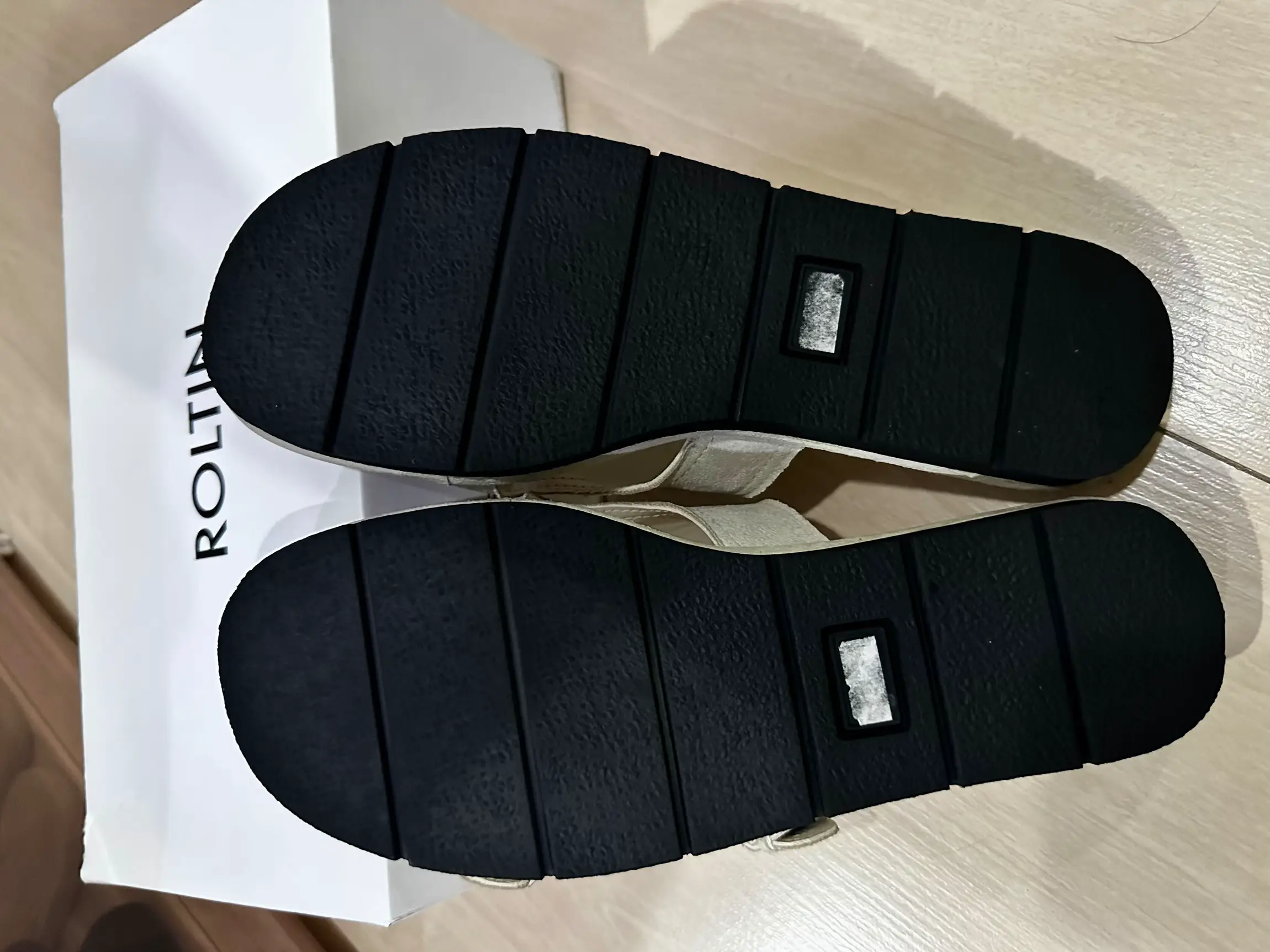 ส่งต่อร้องเท้าROLTIN | แกลเลอรีที่โพสต์โดย nitar.pp | Lemon8