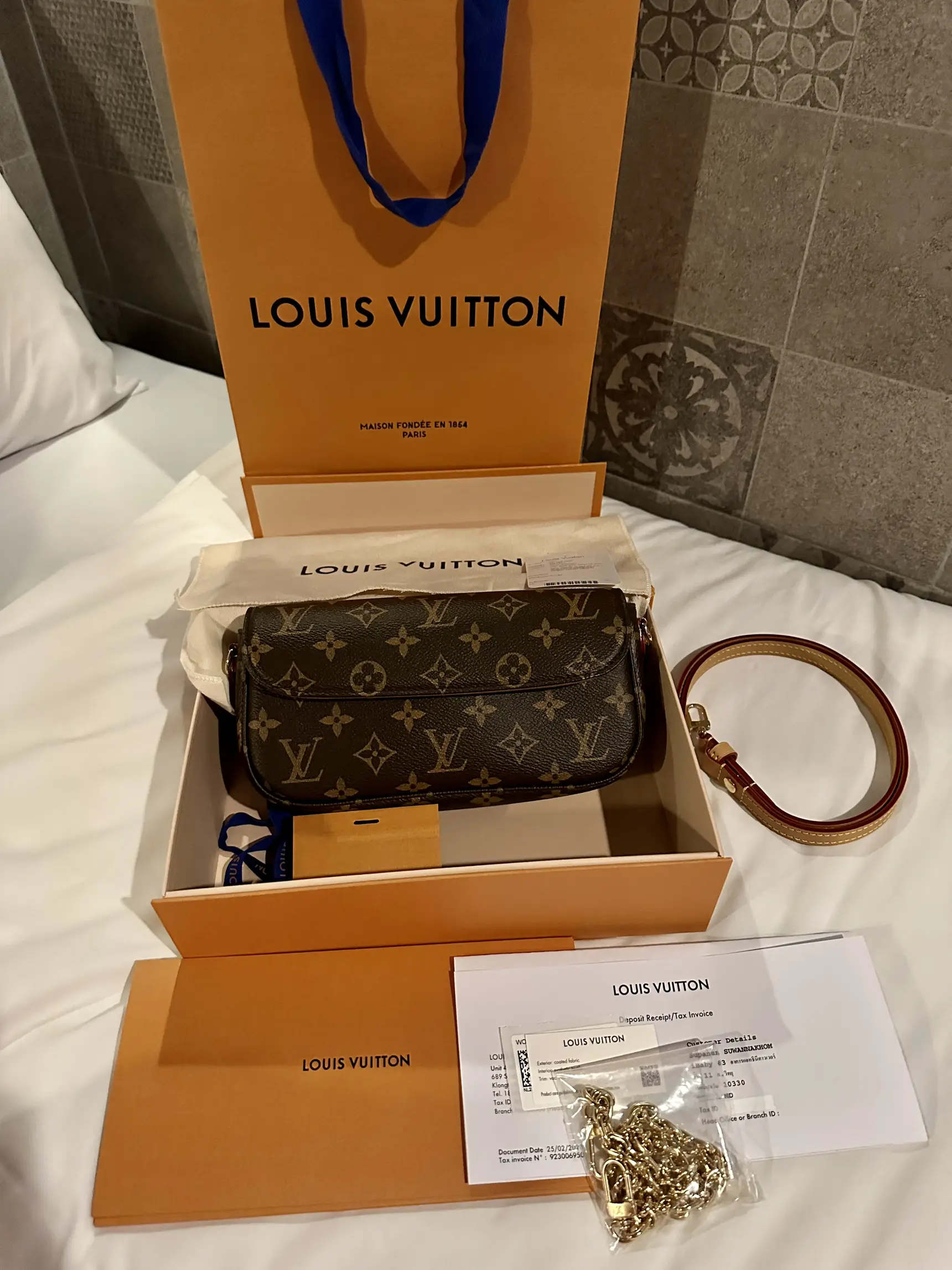 What firs in my Louis Vuitton Walket on Chain Ivy #louisvuitton