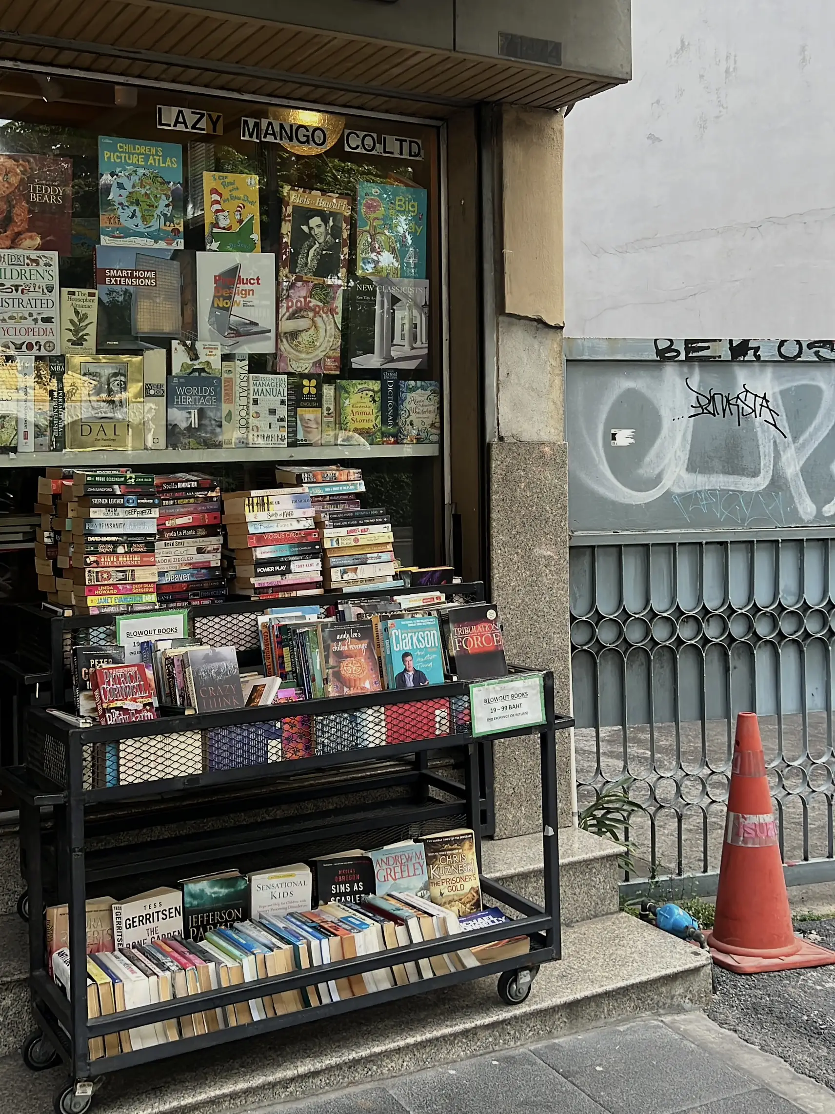 รูปภาพของ แชร์มุมถ่ายรูปร้านหนังสือฟีลต่างประเทศ - dasa book cafe 📓 (1)