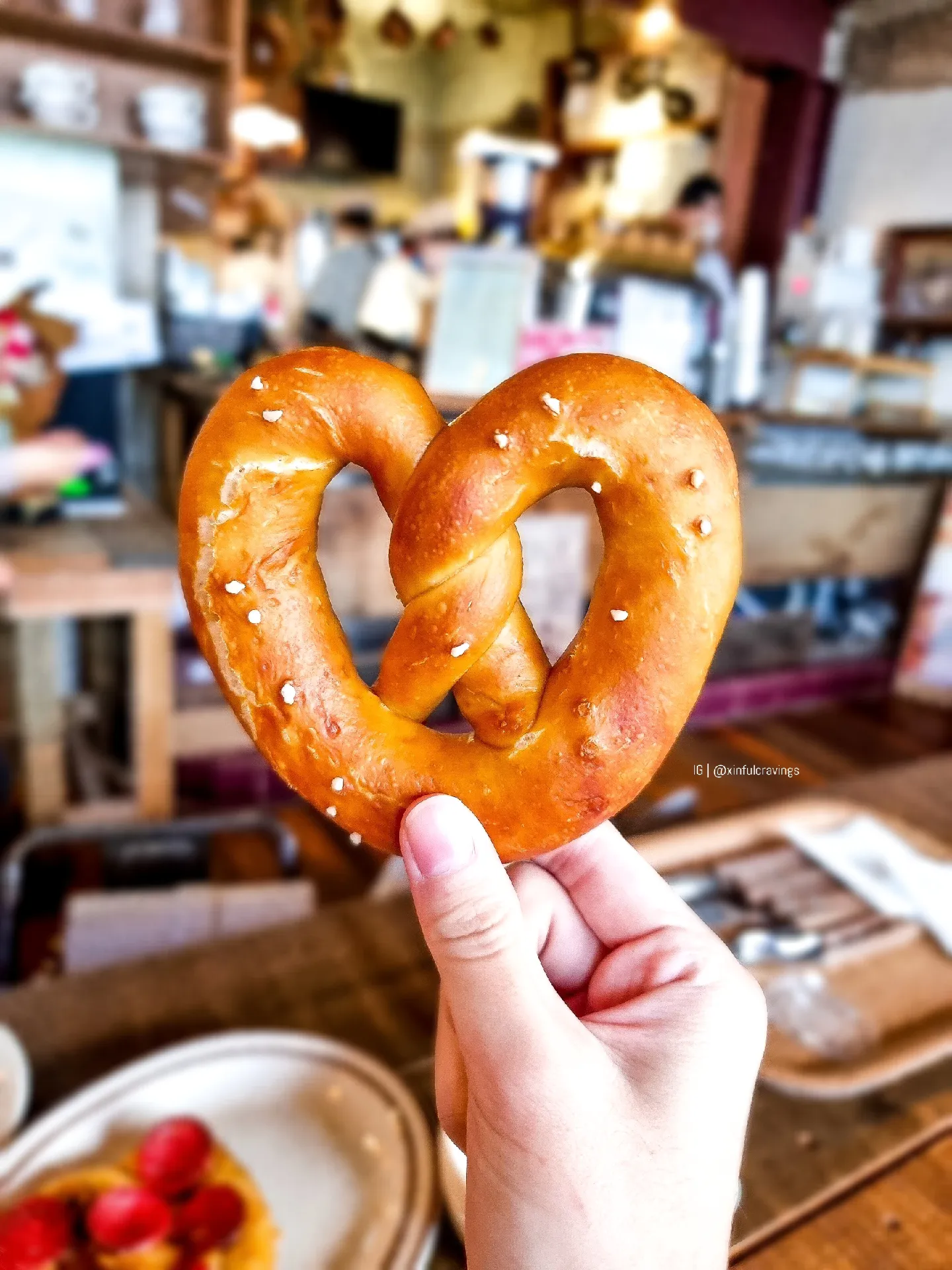 🇰🇷 Popular Pretzel Bakery Cafe in Seoul 🥨🥨🥨 Gallery posted by