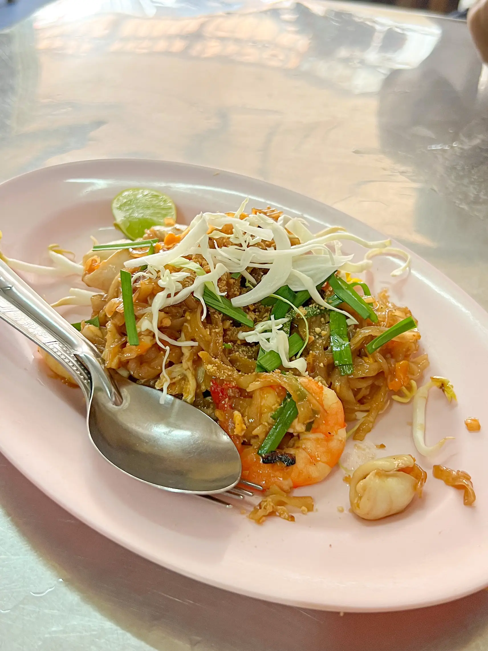 ผัดไท 100 ปี ‼️ อร่อยเเบบตำนานที่อำเภอท่ายาง | แกลเลอรีที่โพสต์โดย ...