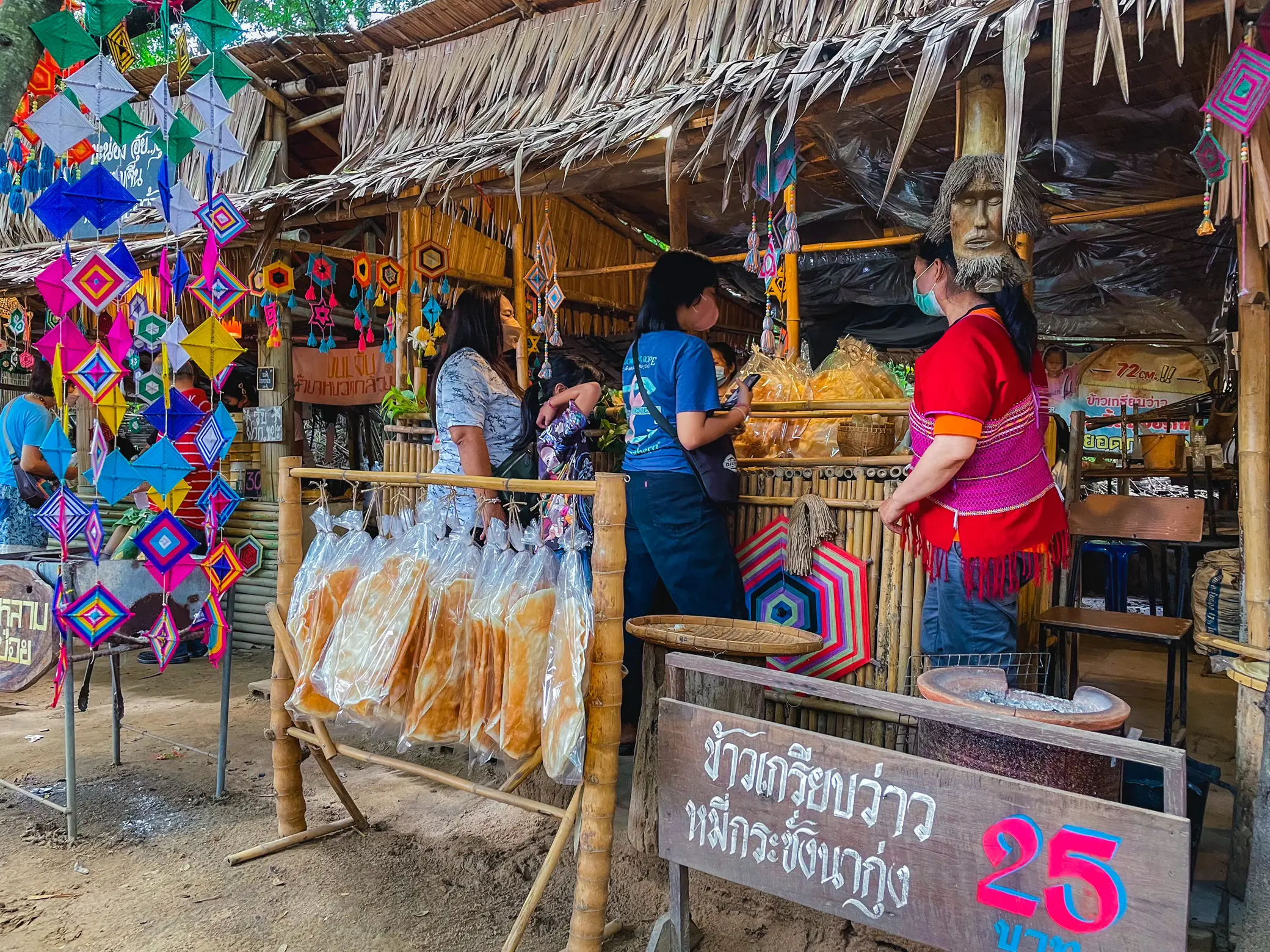 🛤️ ตลาด “โอ๊ะป่อย” ซิเนเจอร์สวนผึ้ง 🐝 แกลเลอรีที่โพสต์โดย Travel Low