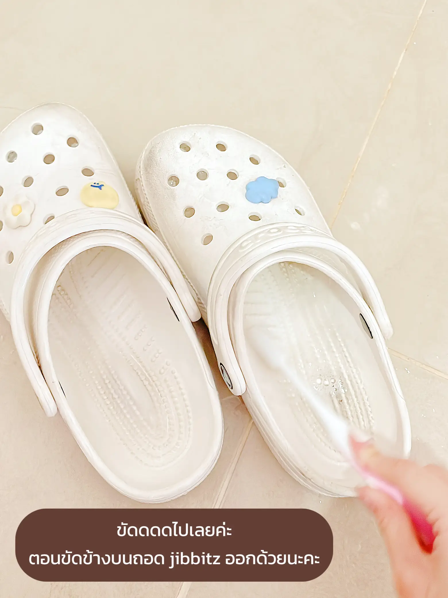 How to clean online white crocs with fur