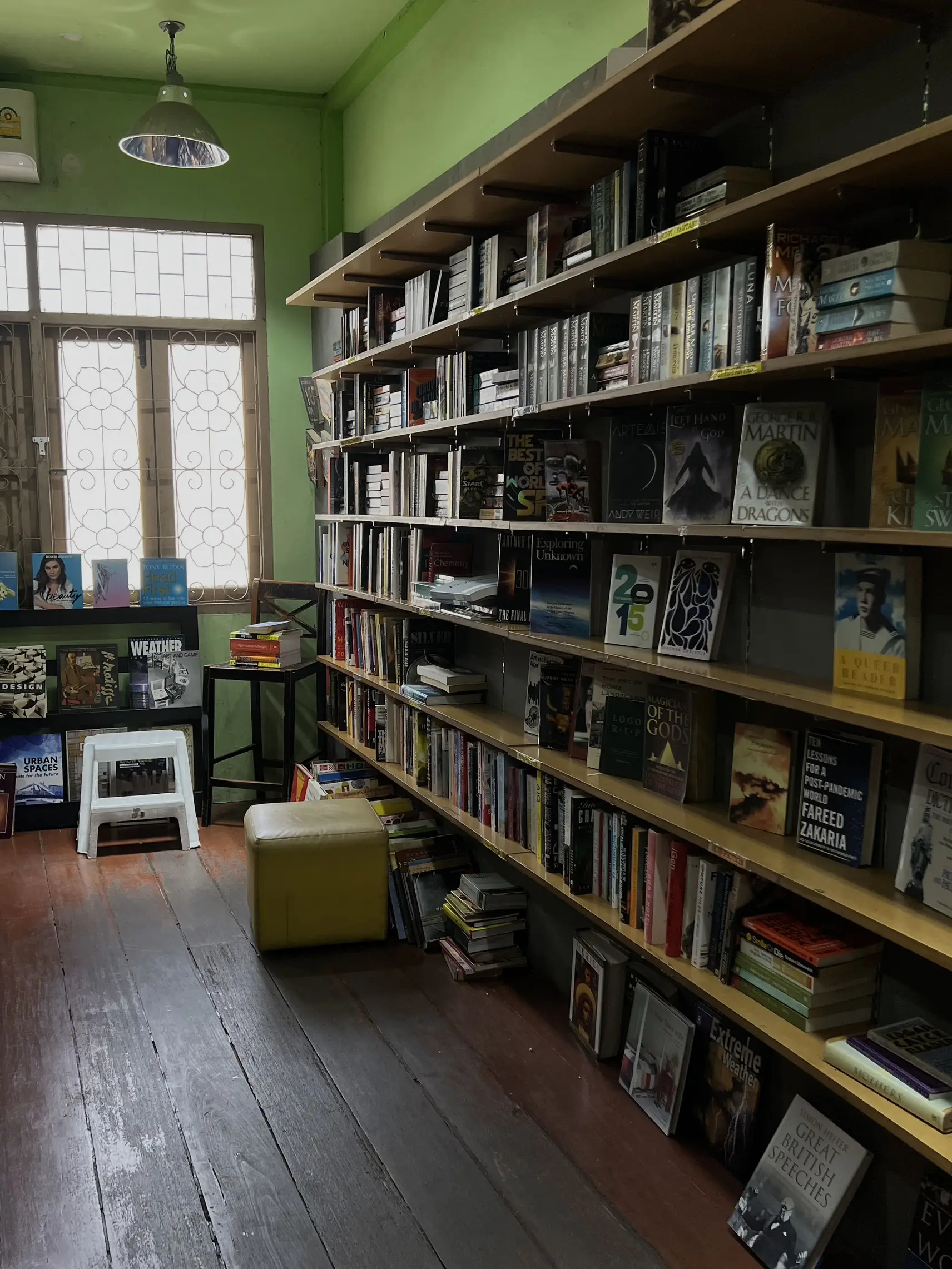 รูปภาพของ แชร์มุมถ่ายรูปร้านหนังสือฟีลต่างประเทศ - dasa book cafe 📓 (8)