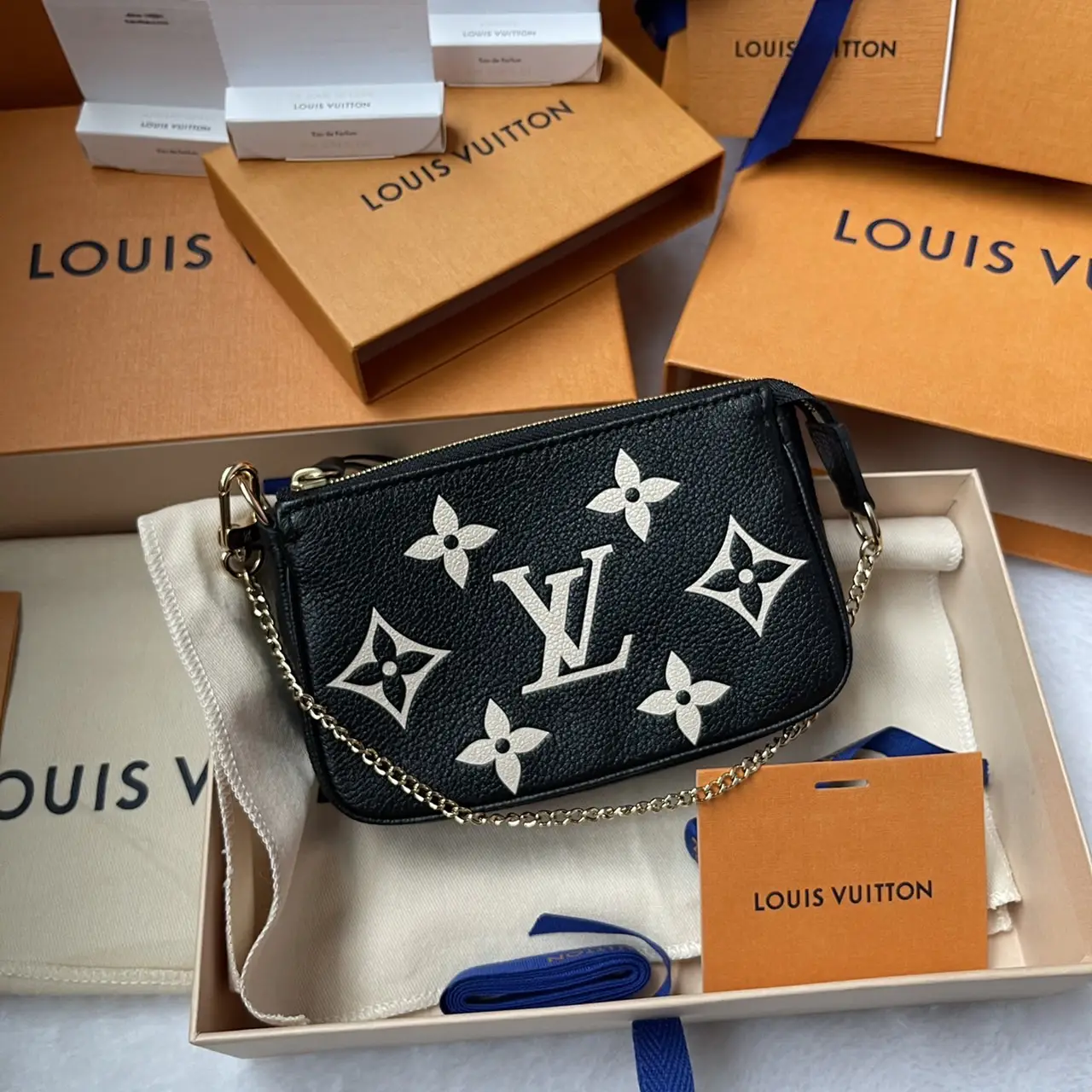 LOUIS VUITTON LISA WALLET *Mini bags it fits in* & Why I'm