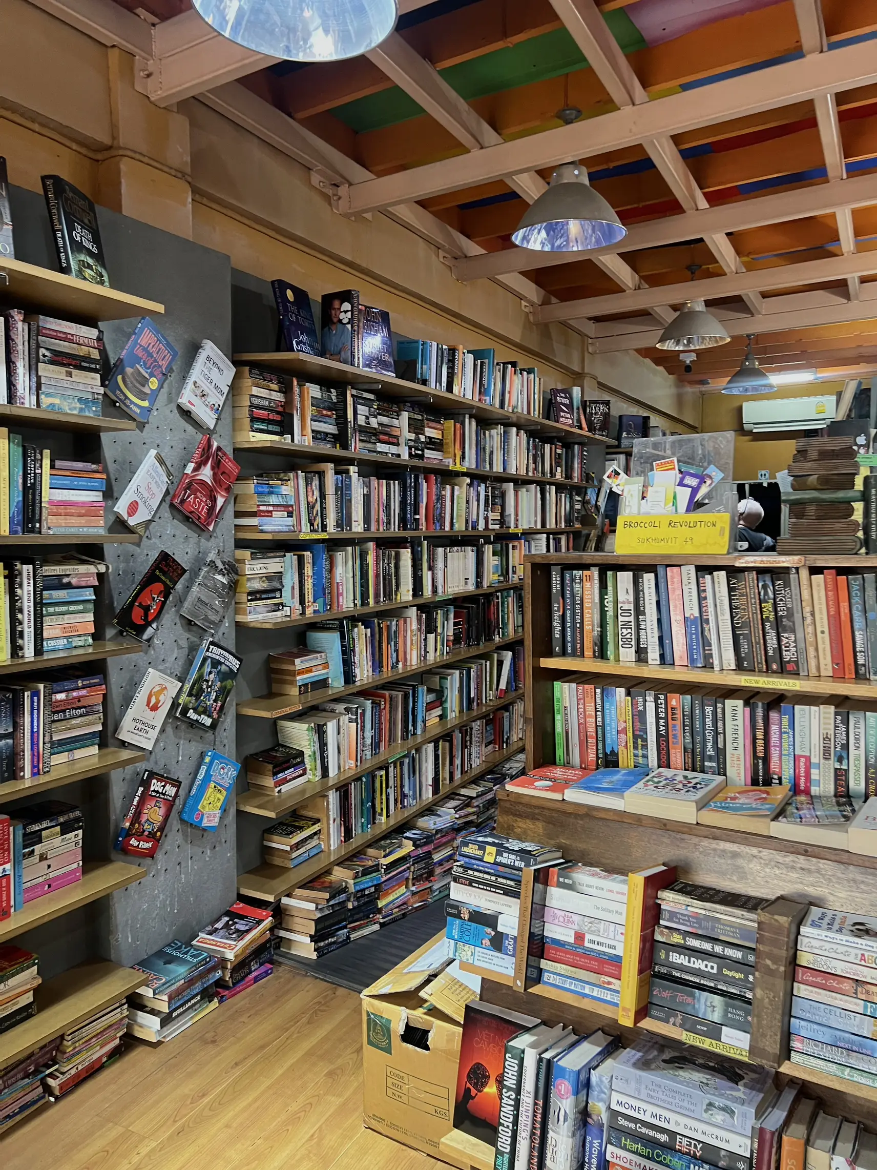 รูปภาพของ แชร์มุมถ่ายรูปร้านหนังสือฟีลต่างประเทศ - dasa book cafe 📓 (3)