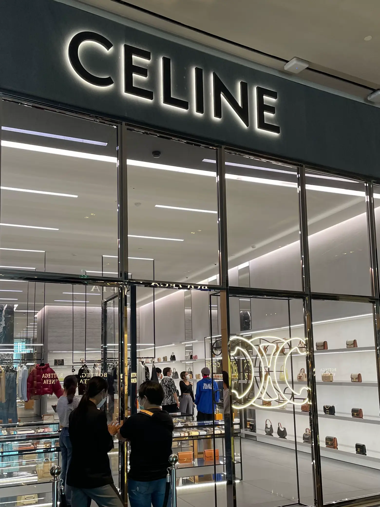 Celine ใบแรก ตามต้าวลิซ ถึงจะคนละรุ่นก็เถอะ 😍😍 | แกลเลอรีที่โพสต์โดย