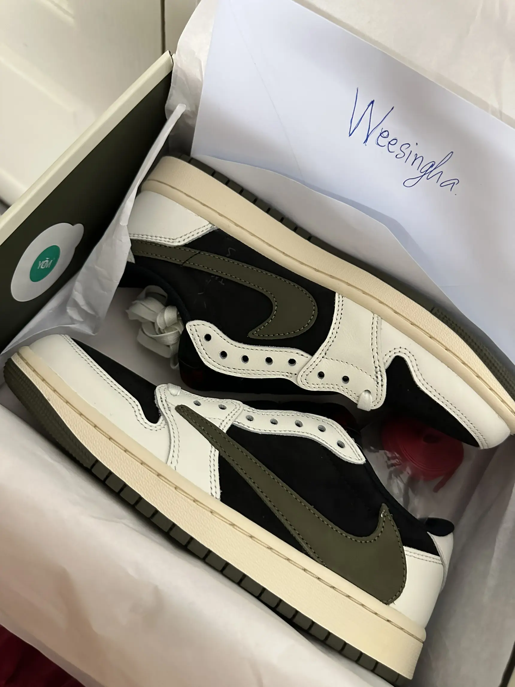 Jordan 1 low travis scott olive แกลเลอรีที่โพสต์โดย Weesingha Lemon8