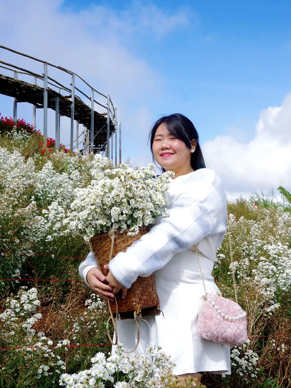 Plump girls dress up to visit the flower garden. How to be so