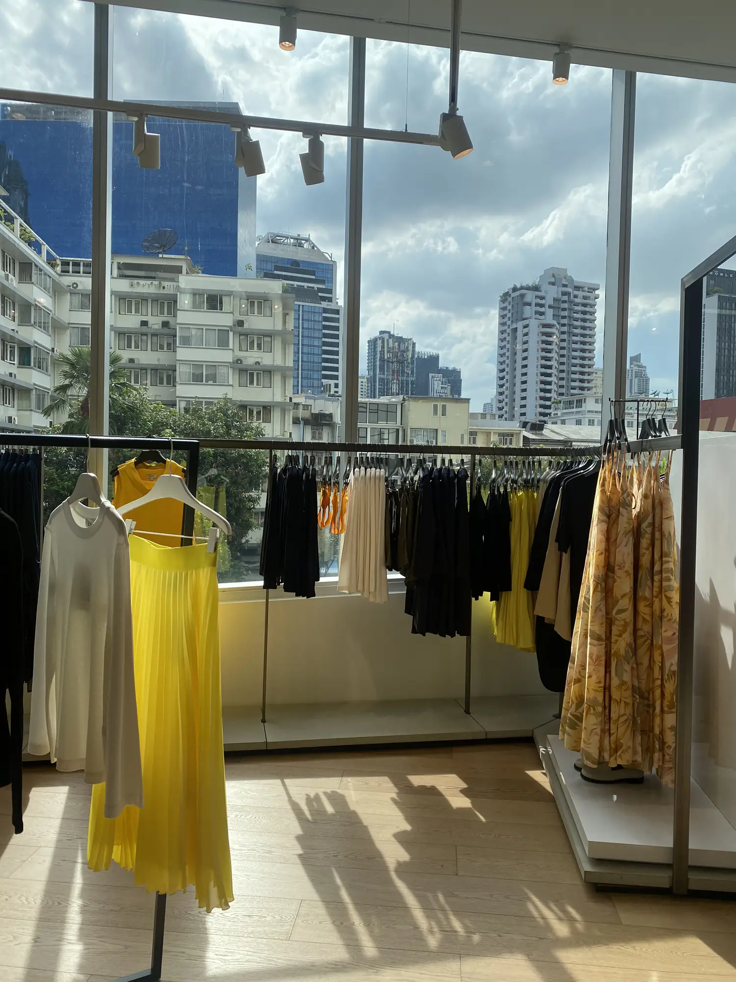 🧤Mix & Match Minimal Style @ COS EmQuartier เปิดตัว! | แกลเลอรีที่โพสต์ ...
