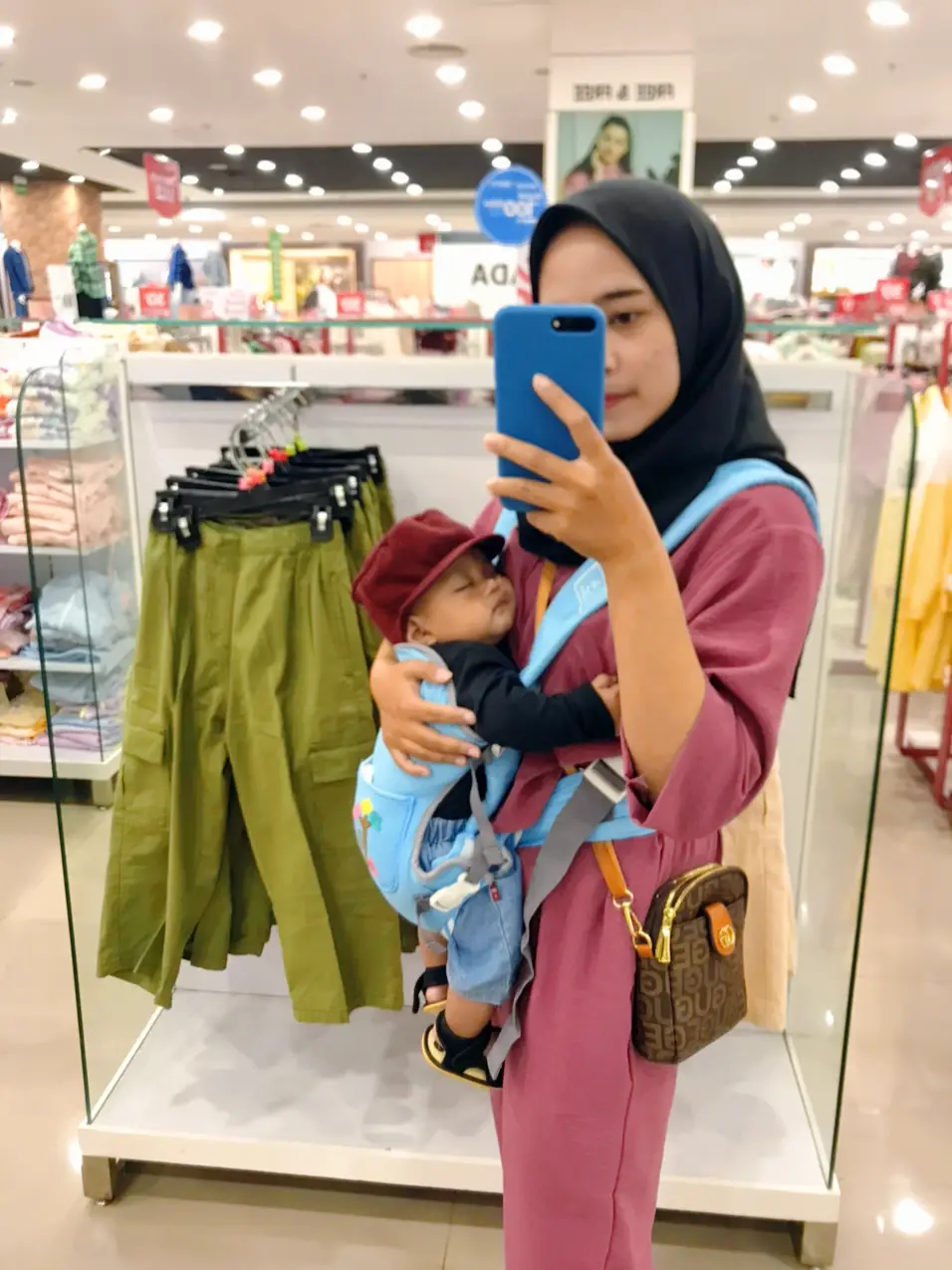 Lagi ootd mama dan dede main nge mall😍 Gallery posted by wulan  