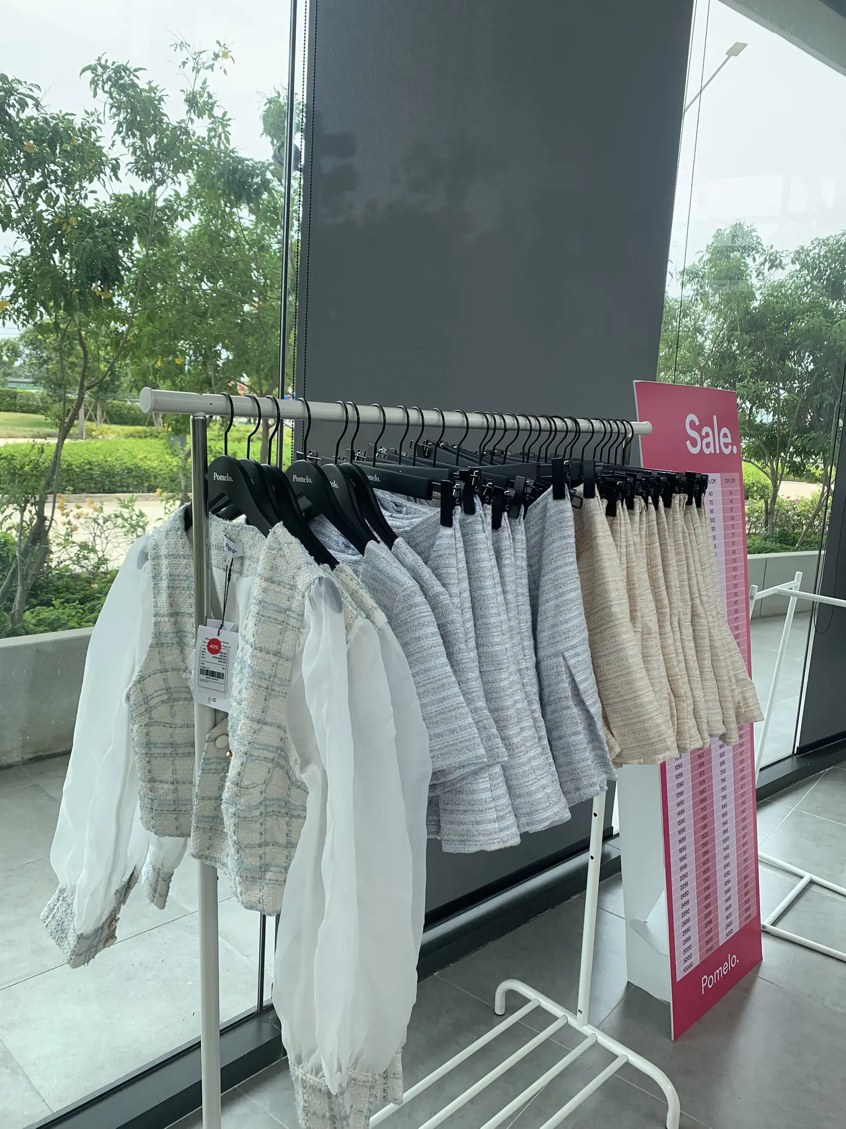 Shopping Time at Pomelo outlet งานนี้มีล้มละลาย 💸💸 แกลเลอรีที่โพสต์