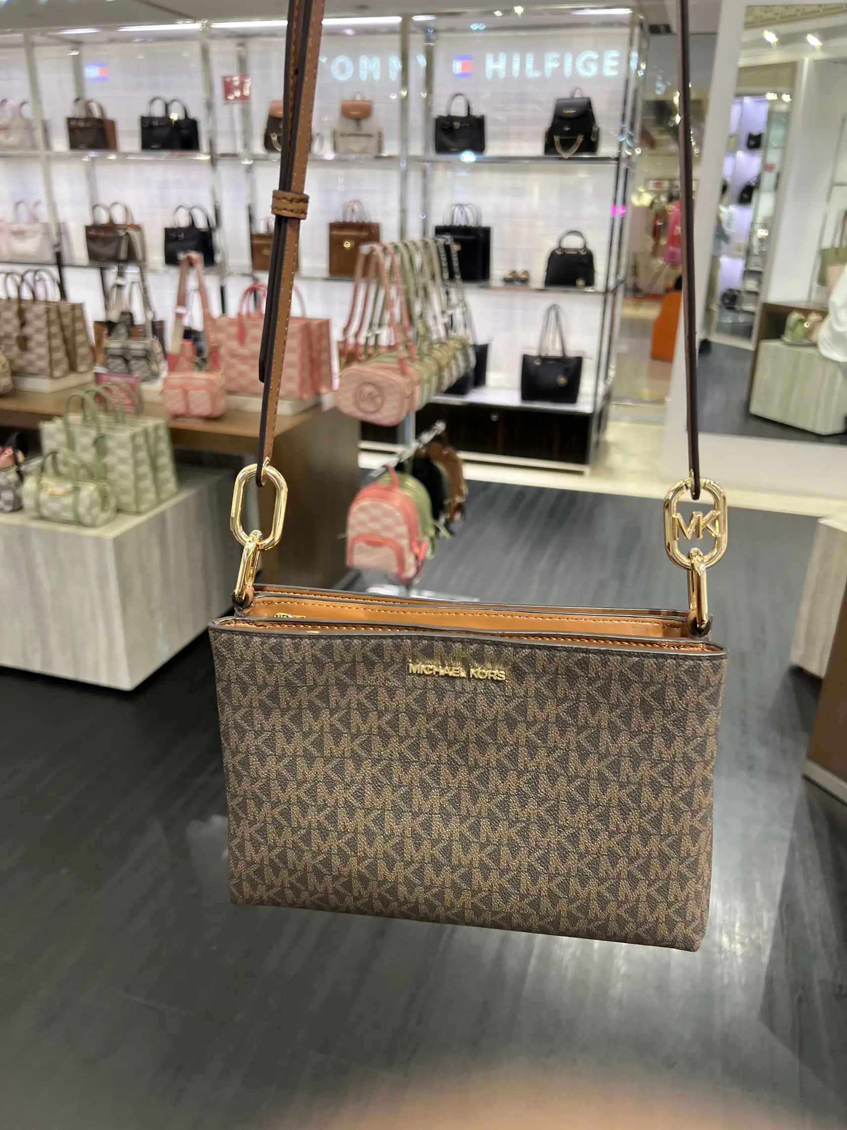 How cute are these Michael Kors tote bags?! #outlet #outletshopping #, Michael  Kors Bags