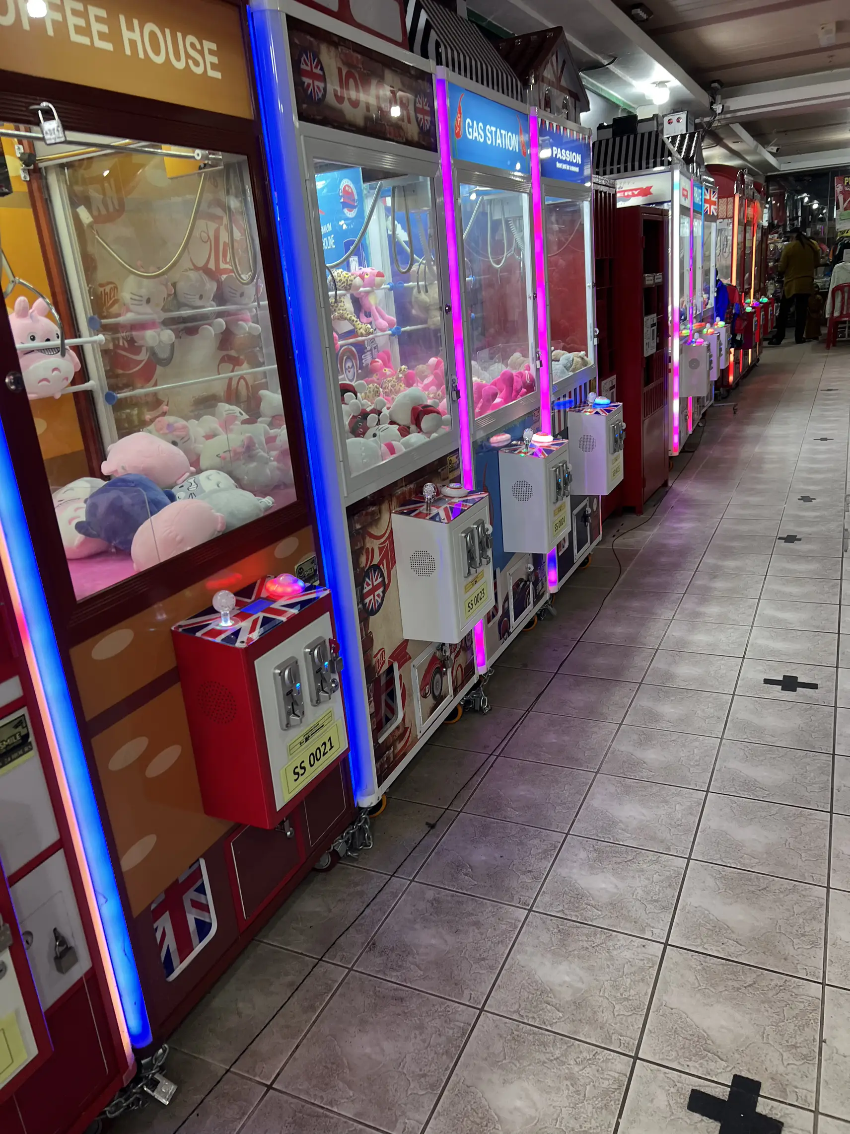 Any one like me look to play claw machine🫣🫣🫣 | Gallery posted by  CydatanHelmet | Lemon8