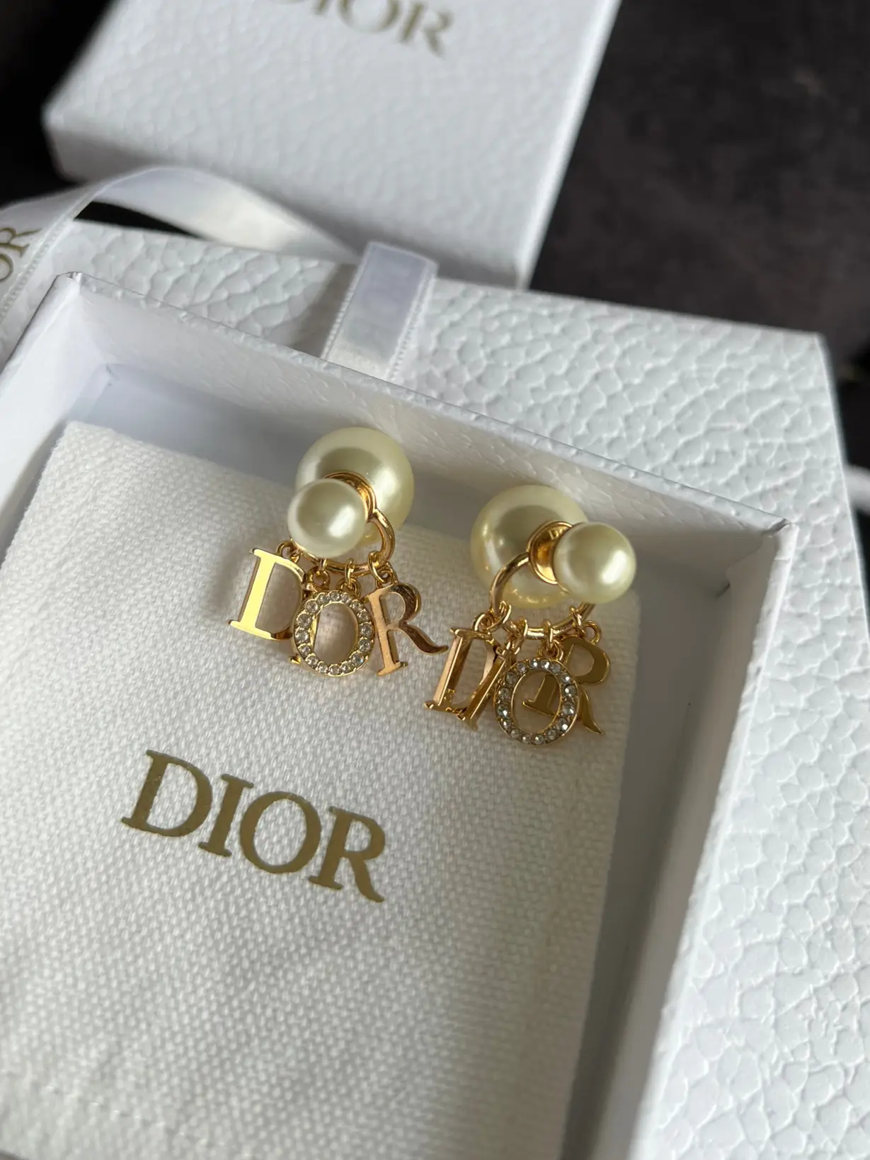 Dior earrings ต่างหูที่ทุกคนควรมี