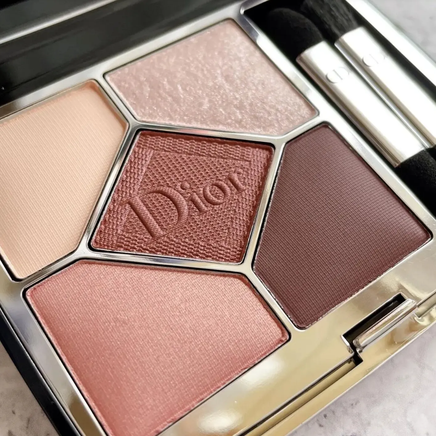 1947 Miss Dior Eyeshadow คือที่สุดของความแรร์ แกลเลอรีที่โพสต์โดย