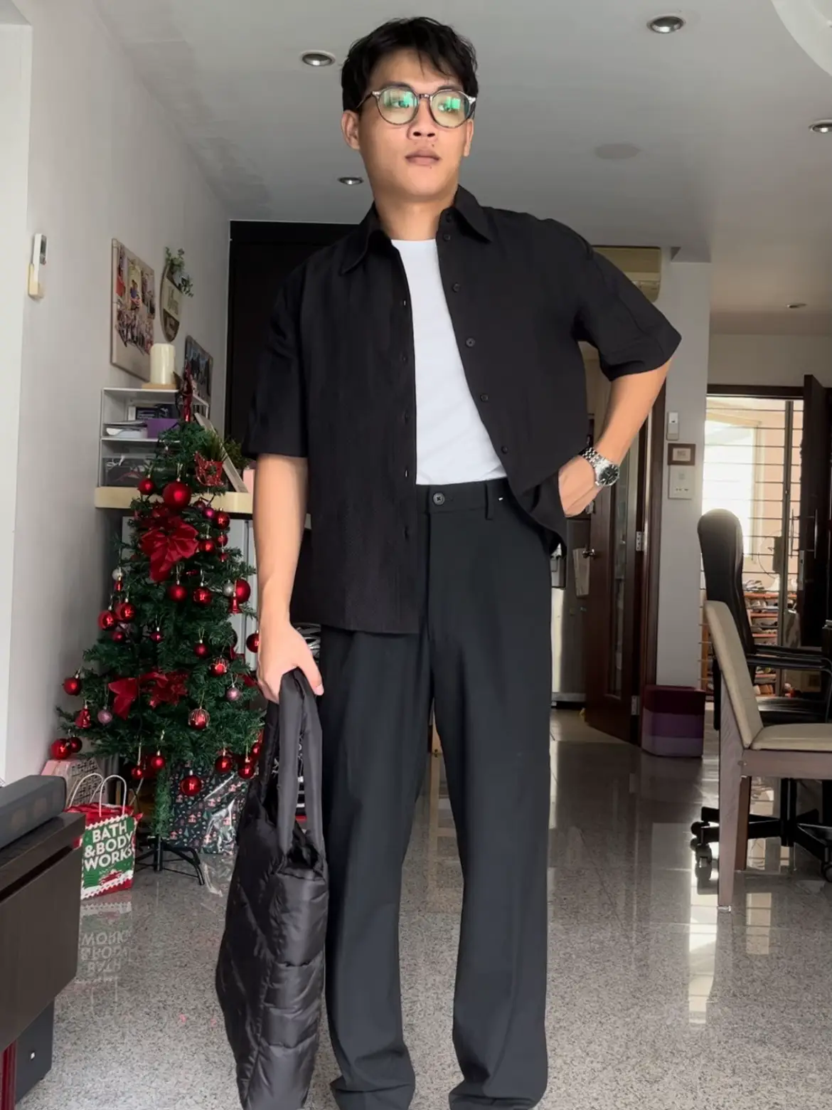 HOW TO STYLE AN ALL-BLACK OUTFIT | Galeri disiarkan oleh Julian