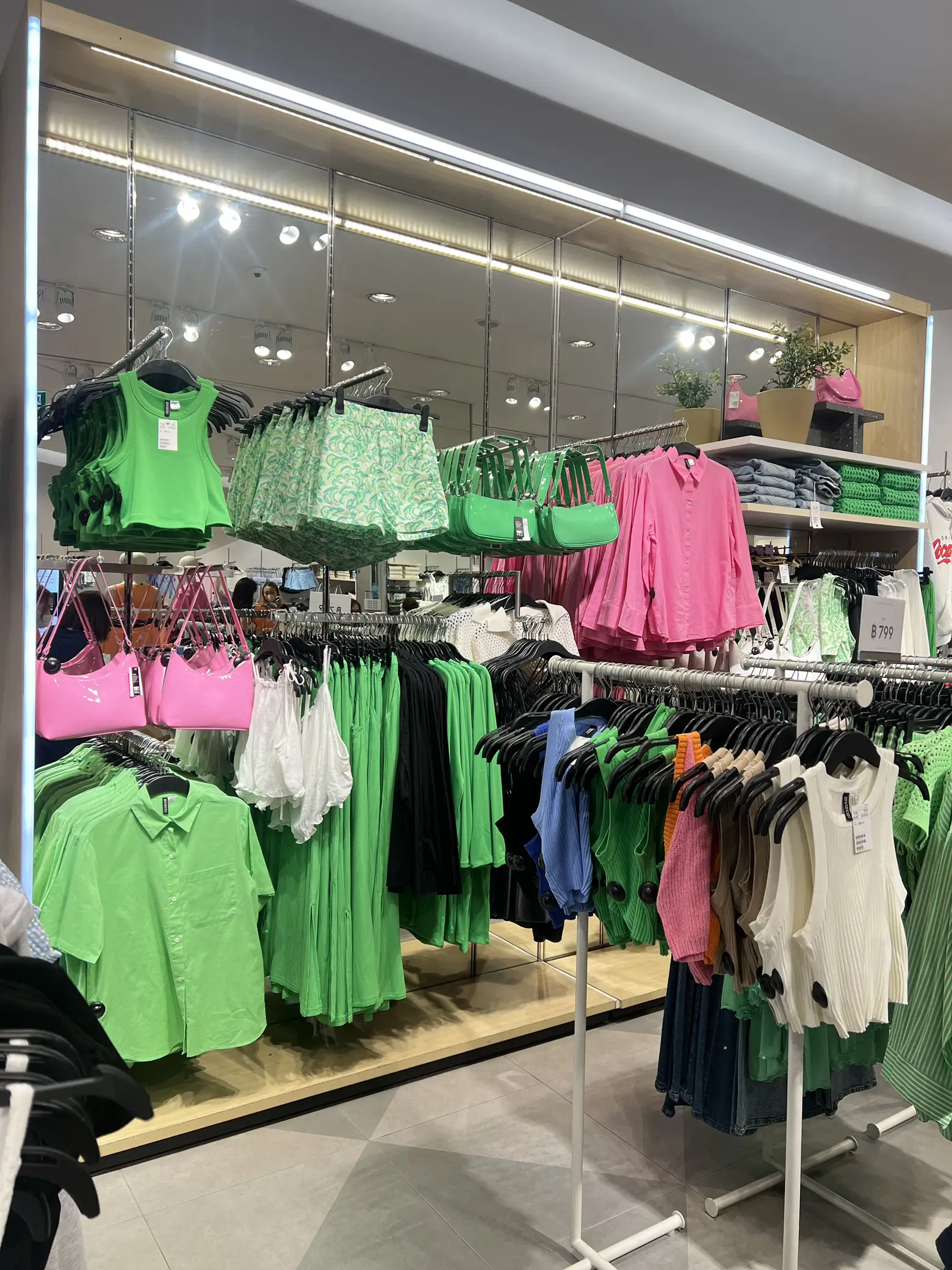 พาส่องแฟชั่น H&M ช่วง Summer มีอะไรน่าตำบ้างงง👏 แกลเลอรีที่โพสต์โดย