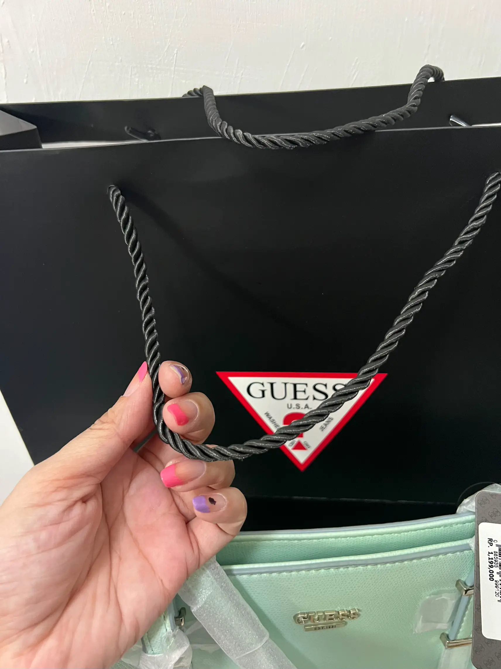 Ciri Ciri Tas Guess Original, Hindari Jangan Sampai Beli yang Palsu