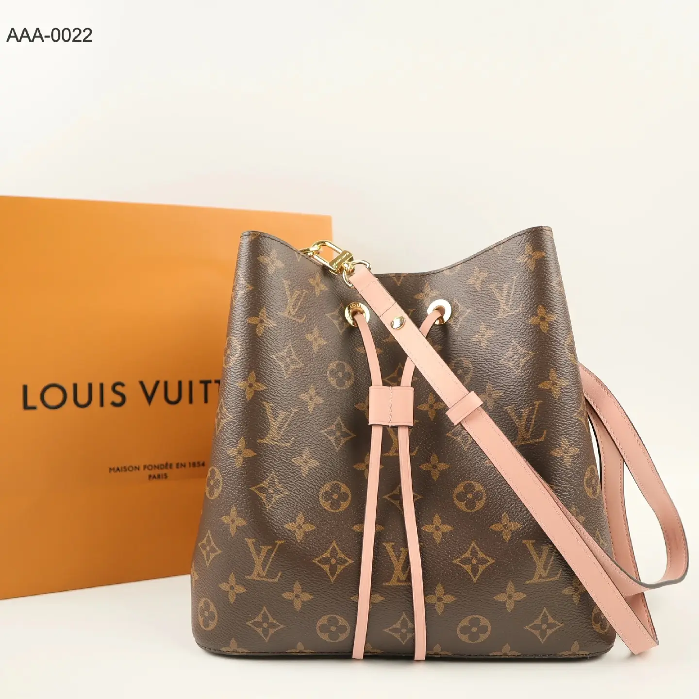 Sanara LS GetFashion - We delen nog een foto! ♡ Louis Vuitton sleutelhanger  ▫Komt in LV doos en LV stofzakje ▫Enkel op aanvraag te bestellen ▫Levertijd  2-4 weken ▫Kleuren: rood, bruin en zwart