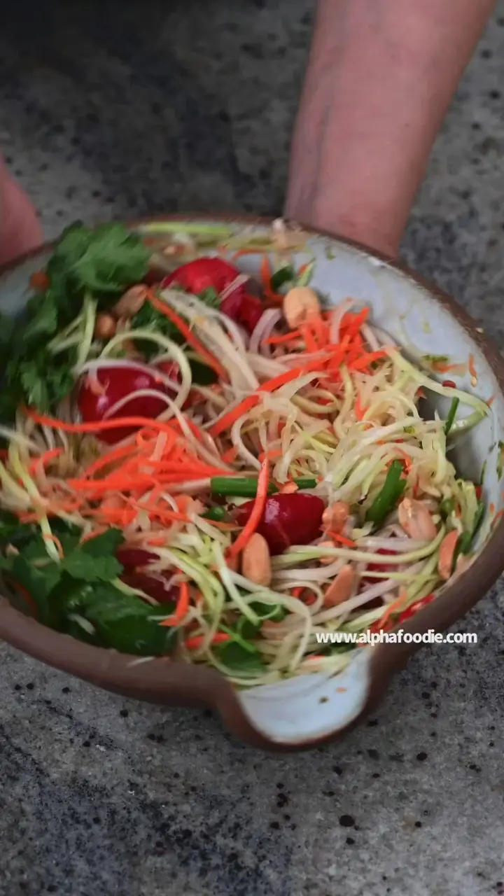 Thai Green Papaya Salad (Som Tam Thai) - Alphafoodie