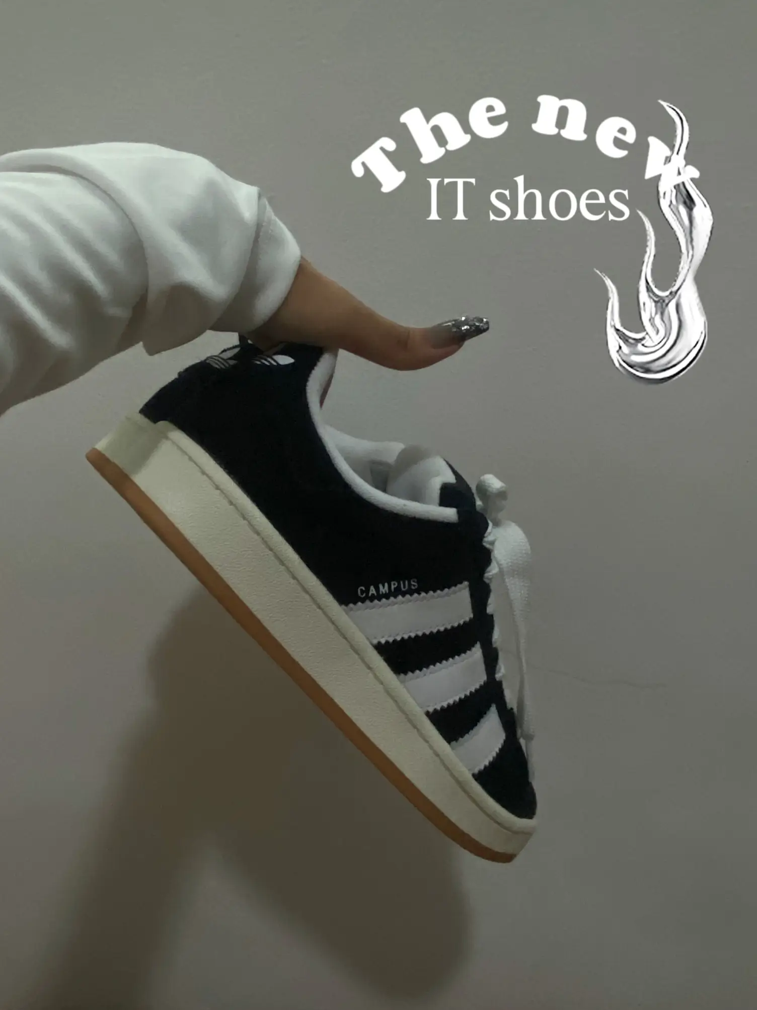 Blackpink lisa white shoes shop