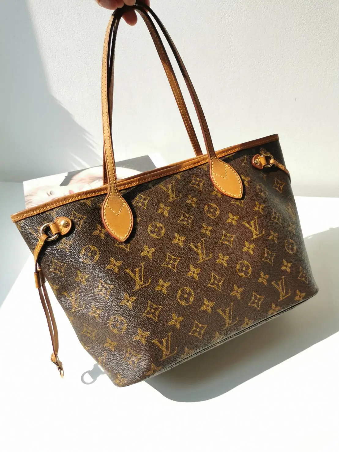 I love my neverfull, I wish it were monogrammed though. So chic