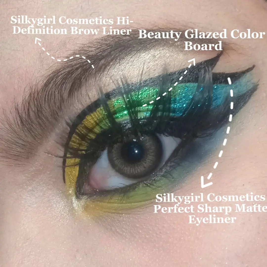 Graphic Liner with a Gold Touch  Eye makeup pictures, Creative