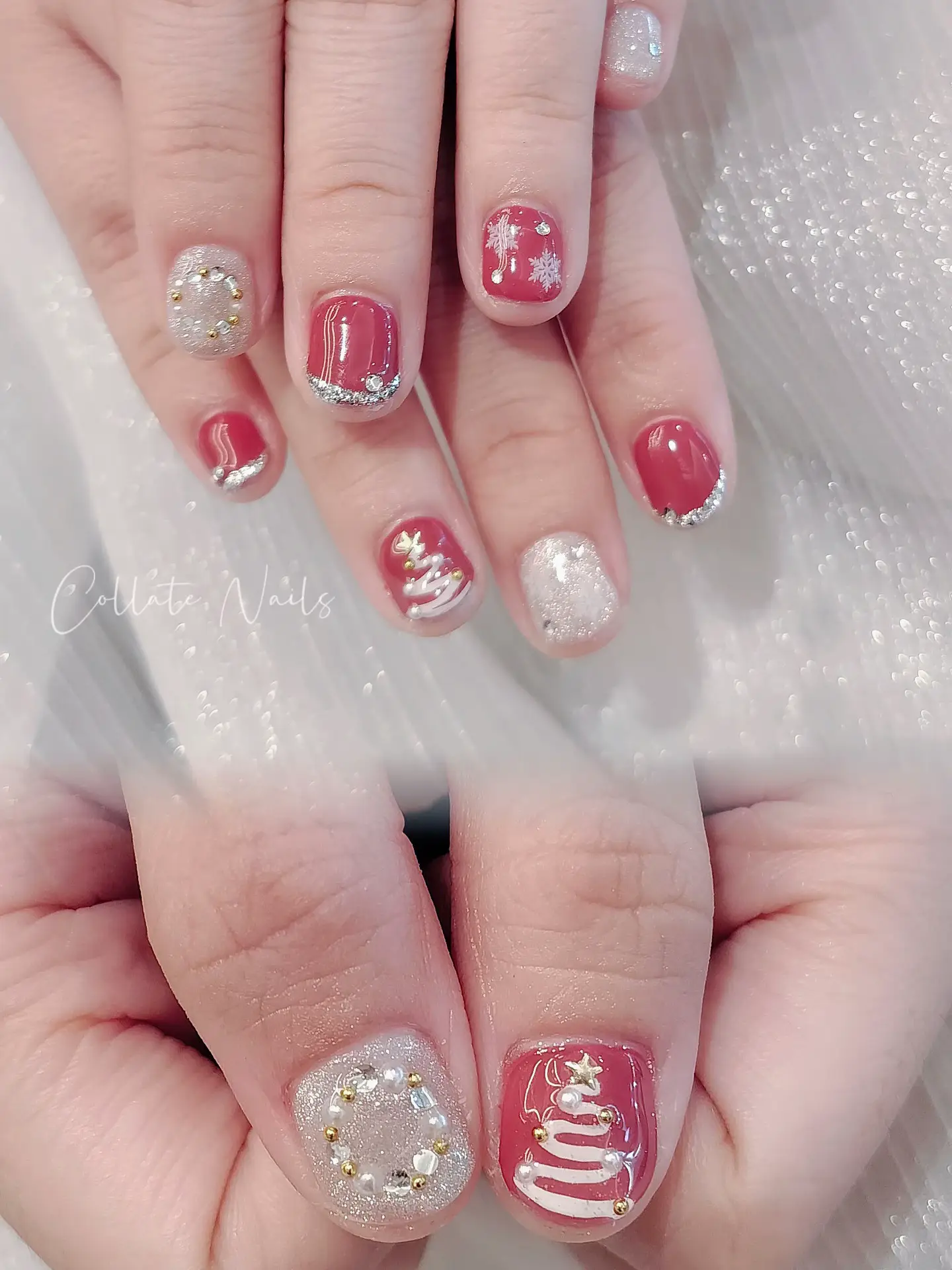 Super cute Santa Inspired Xmas nails 😭🎅🏻 's images