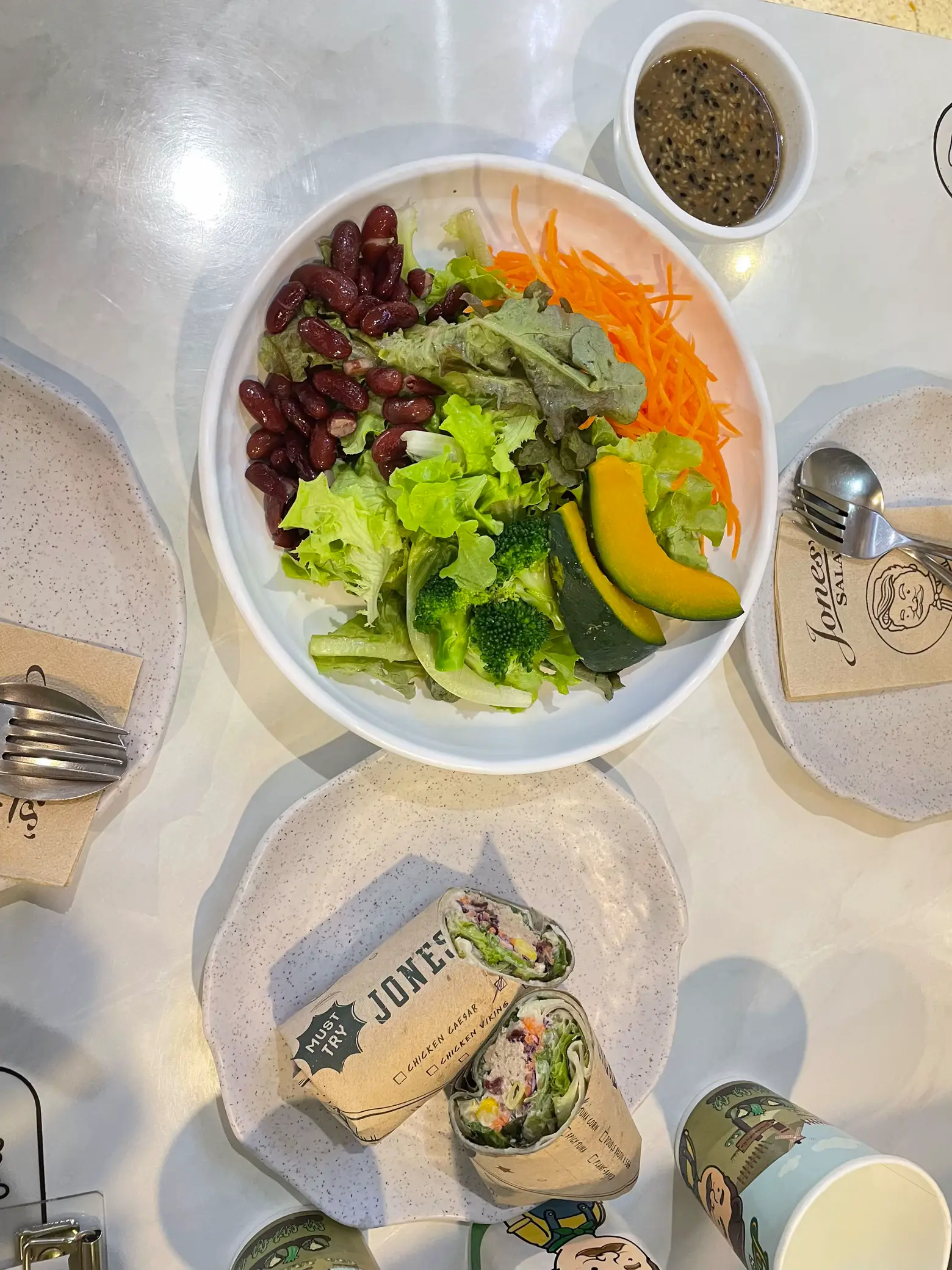 ครั้งแรกกับ Salad Wrap ของ Jones’ 🥗 แกลเลอรีที่โพสต์โดย