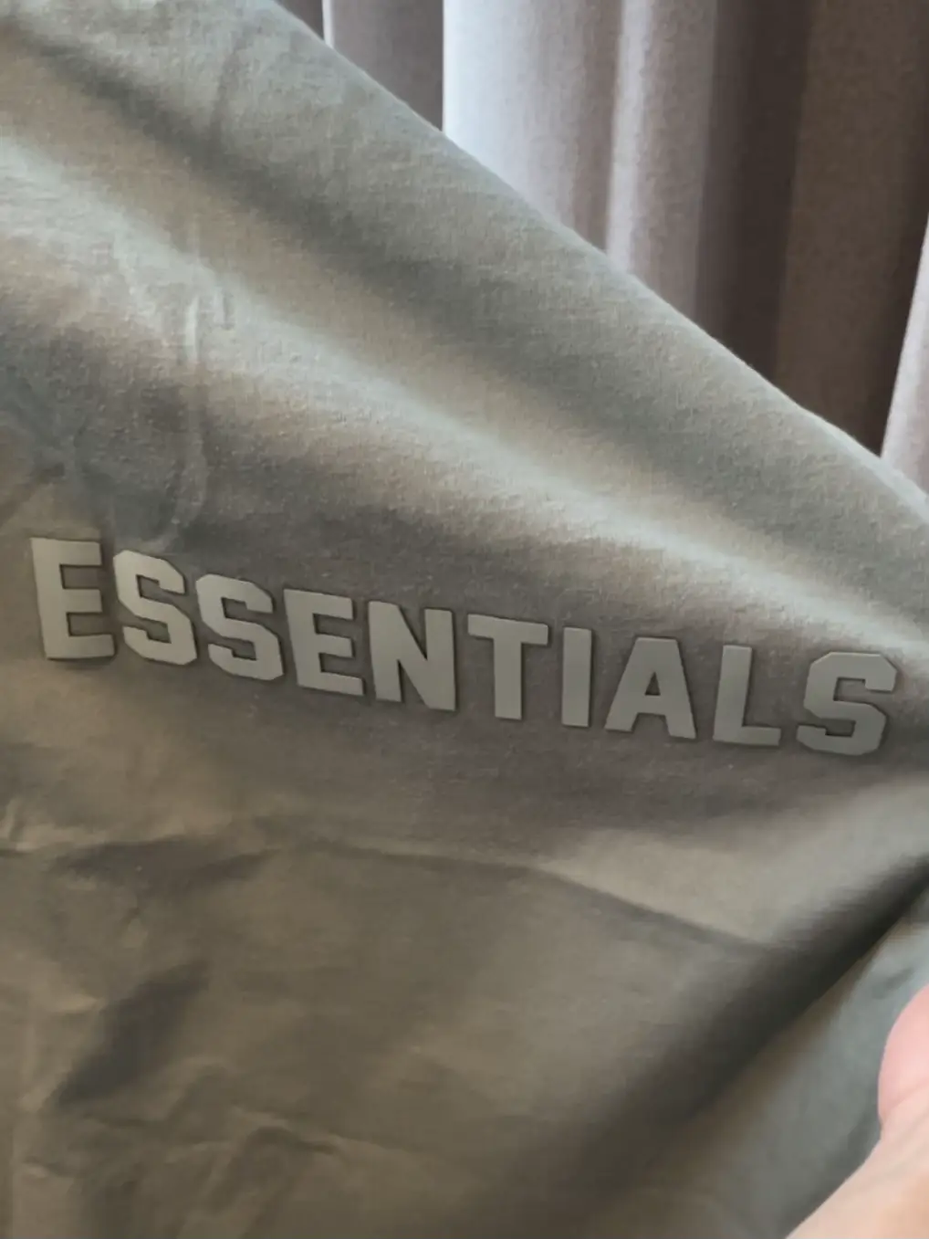 เสื้อESSENTIALS ที่ตัวหนังสือหลุด ซ่อมเองได้ | แกลเลอรีที่โพสต์โดย ...