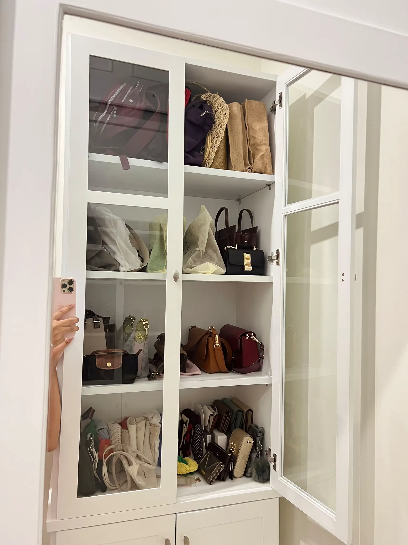 Bag storage online cabinet