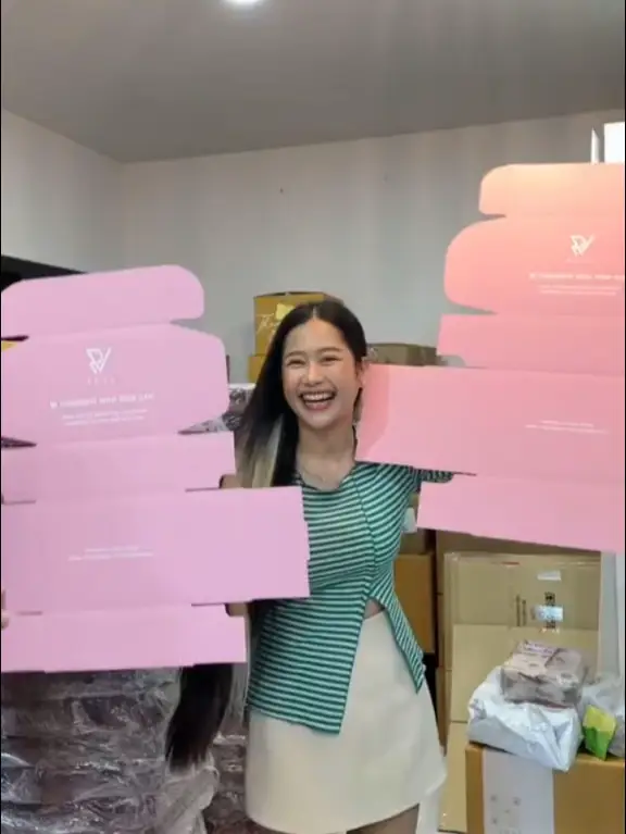 กล่องพัสดุประจำแบรนด์พีว่ามาแล้วค่ะ หวังว่าทุกคนจะชอบน้า 😝💖🙏🏻📦✨🫶🏻, Video published by Pear Peva